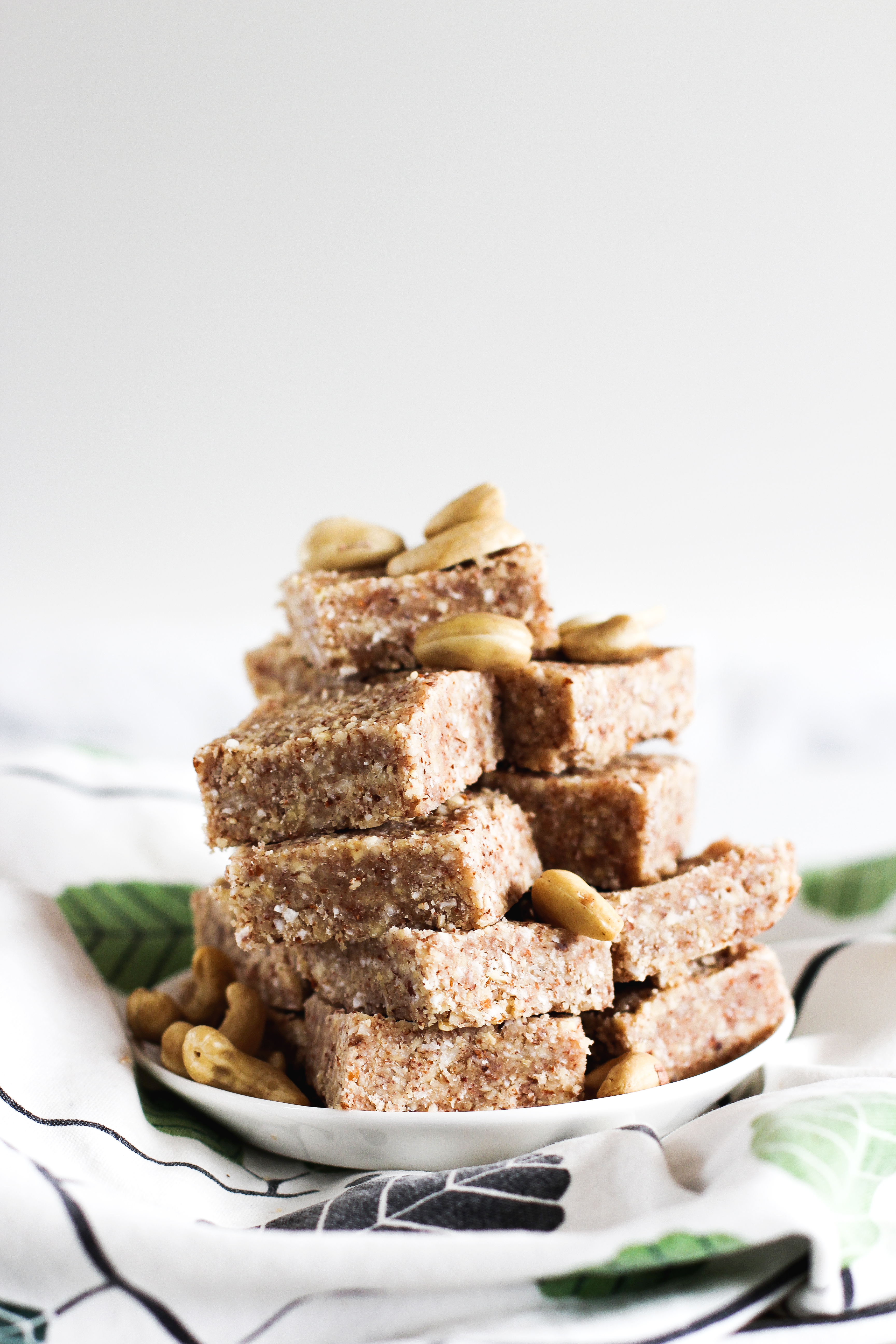 Glutenfria bars dekorerade med cashewnötter.