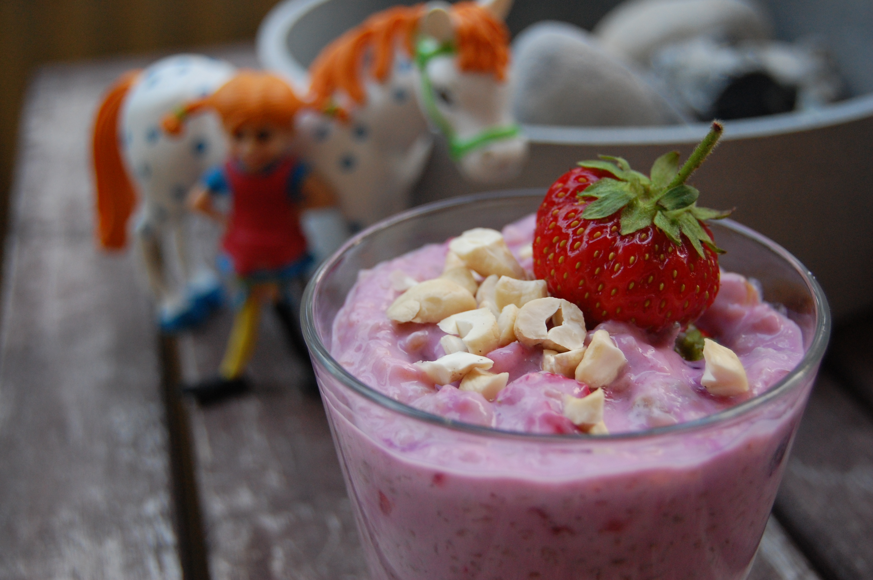 Vegansk melliskompott med nötter och jordgubb på ett bord