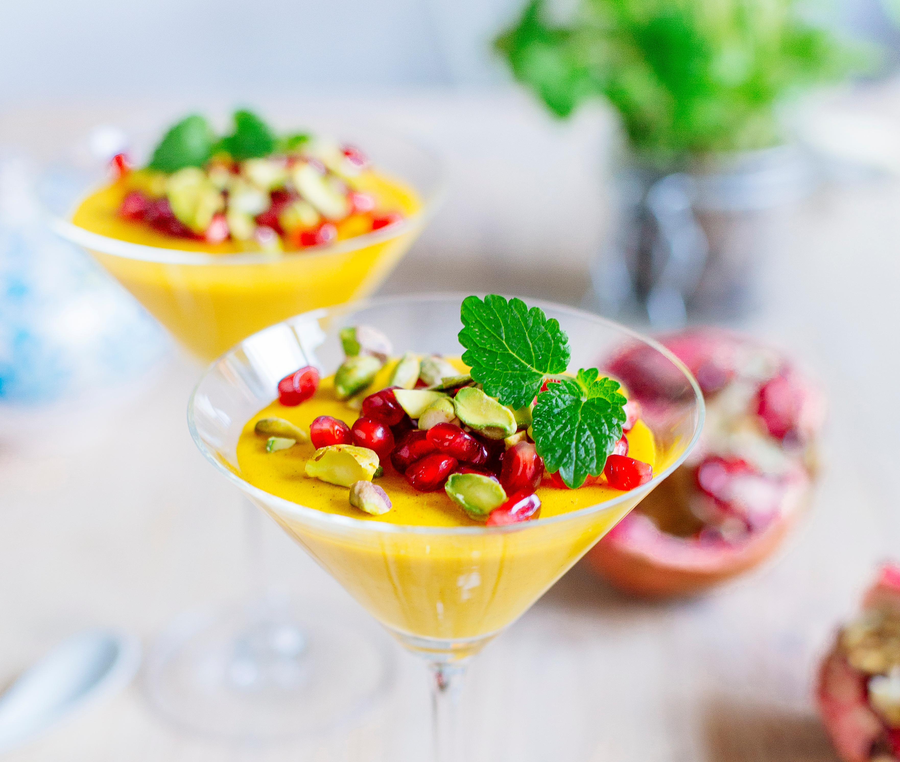 Pannacotta med saffran, toppad med granatäpple, pistagenötter och mynta