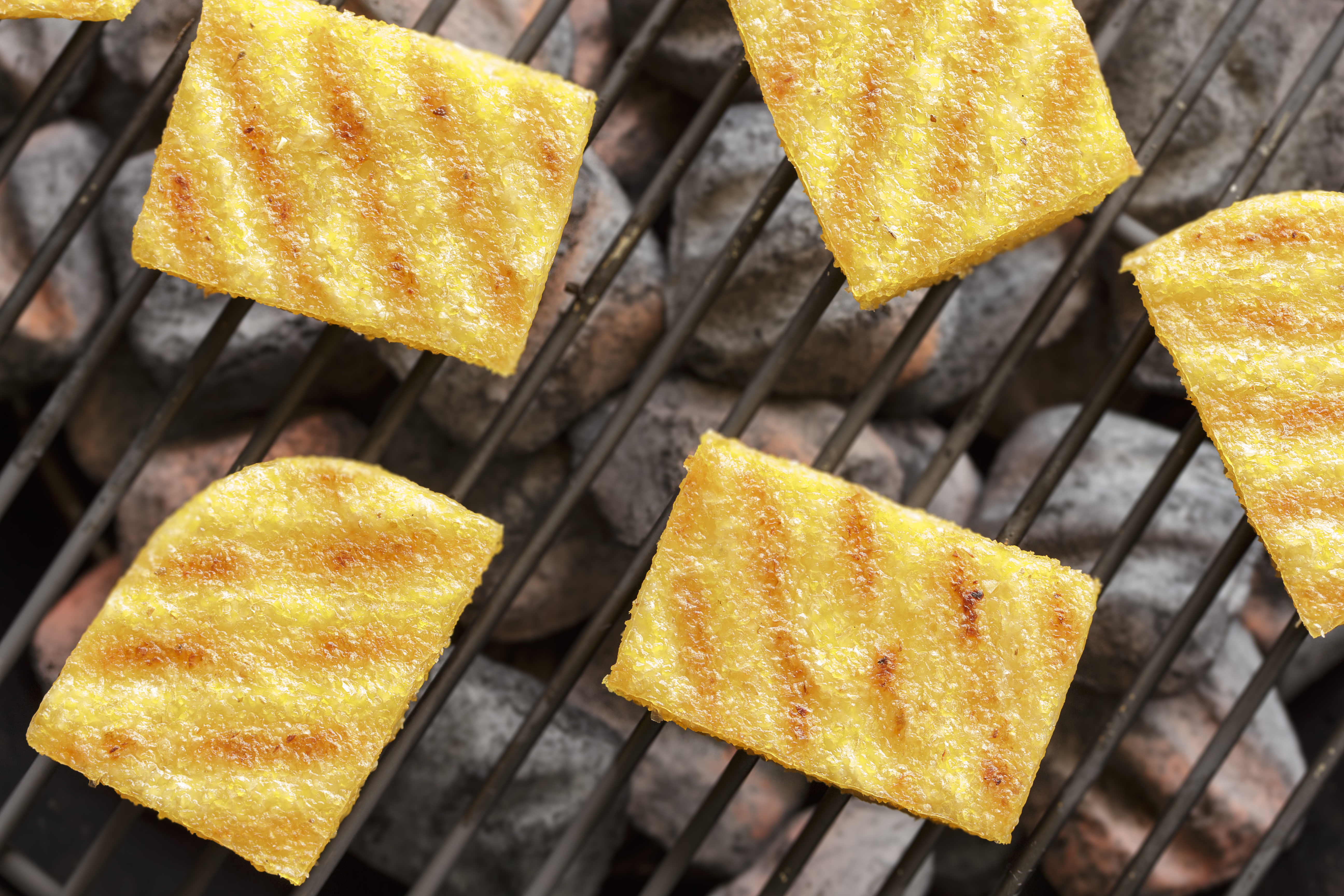 grillad polenta på grill