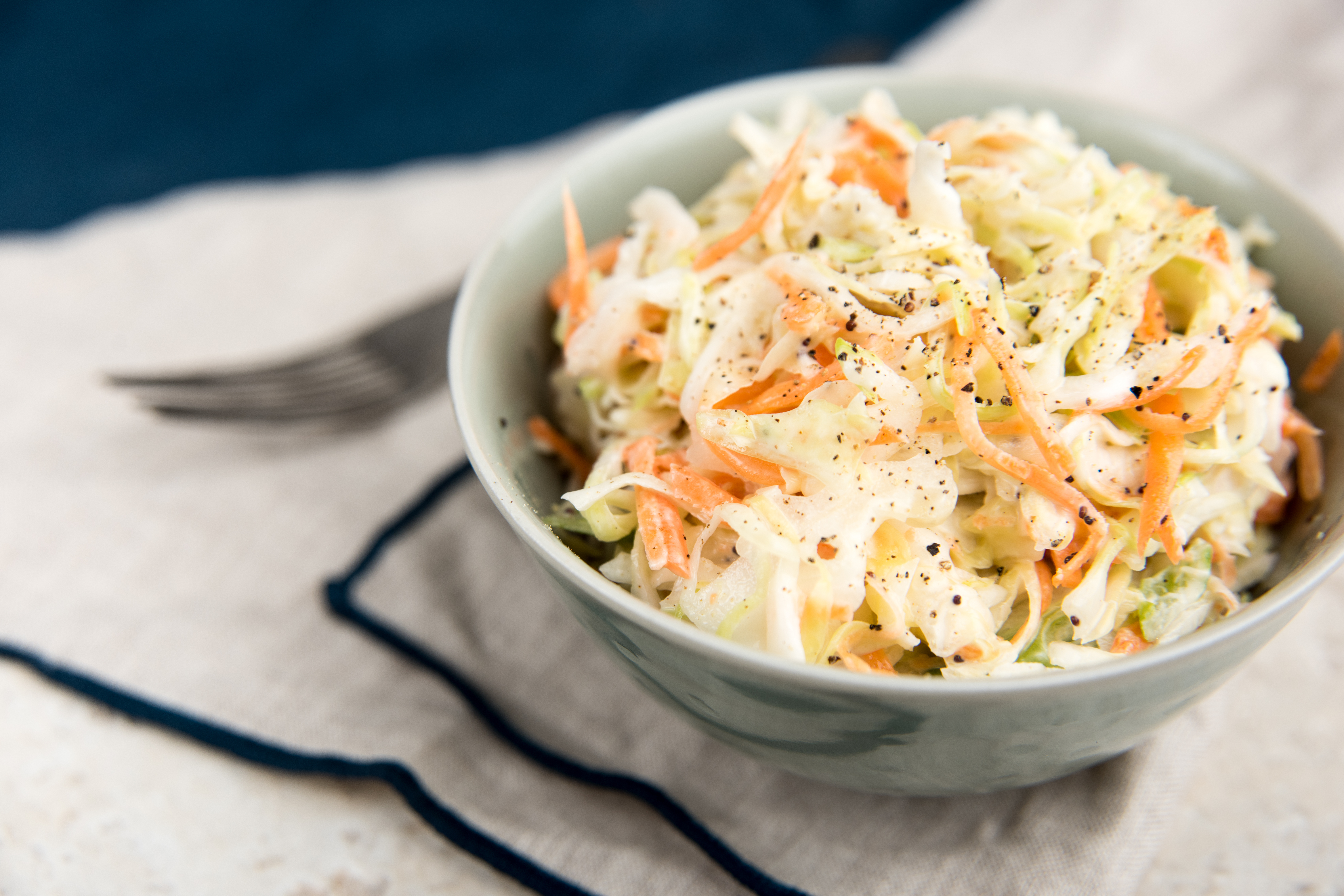Cole slaw i en vit skål.