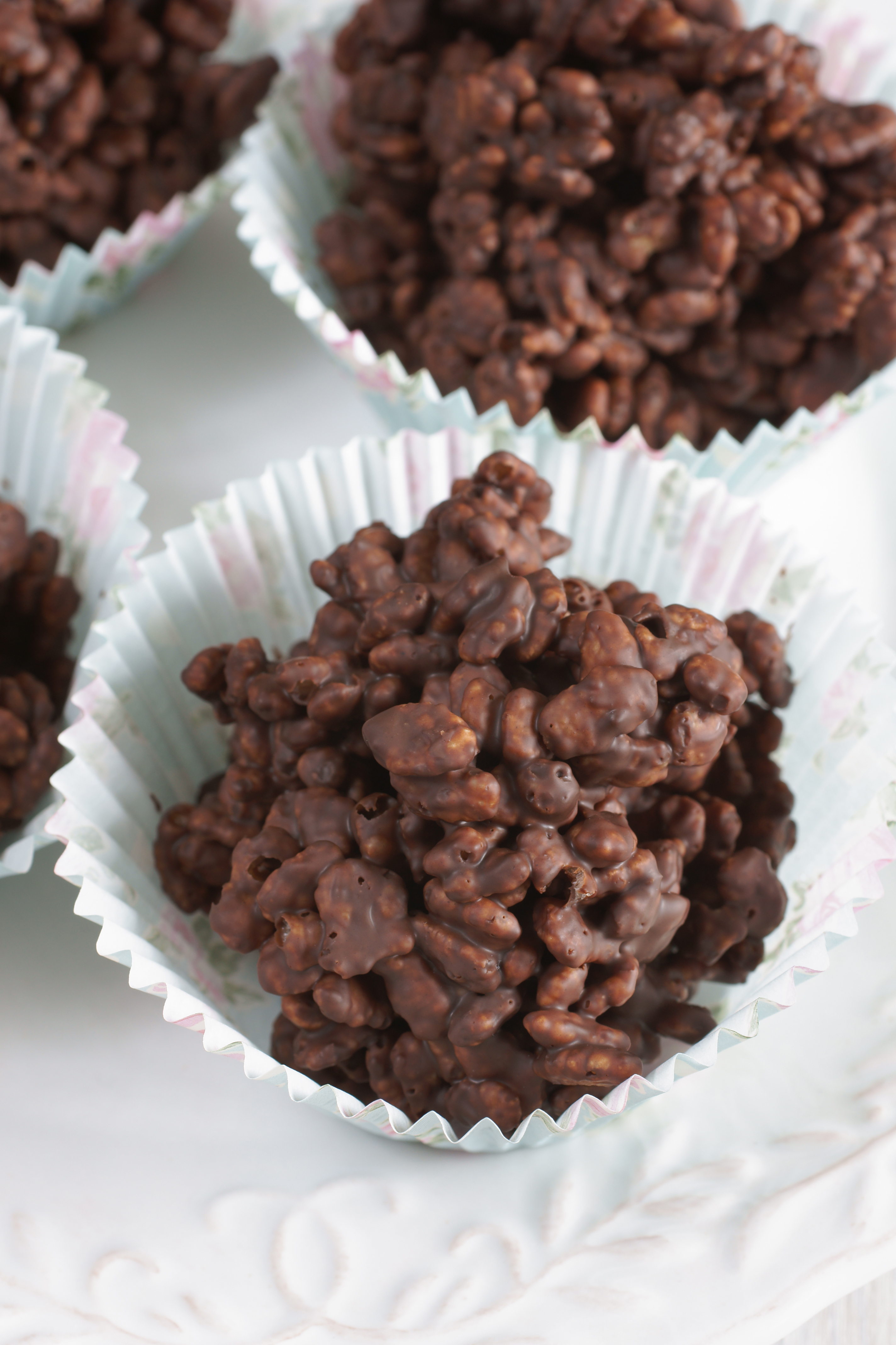 rispuffstoppar med choklad i en muffinsform