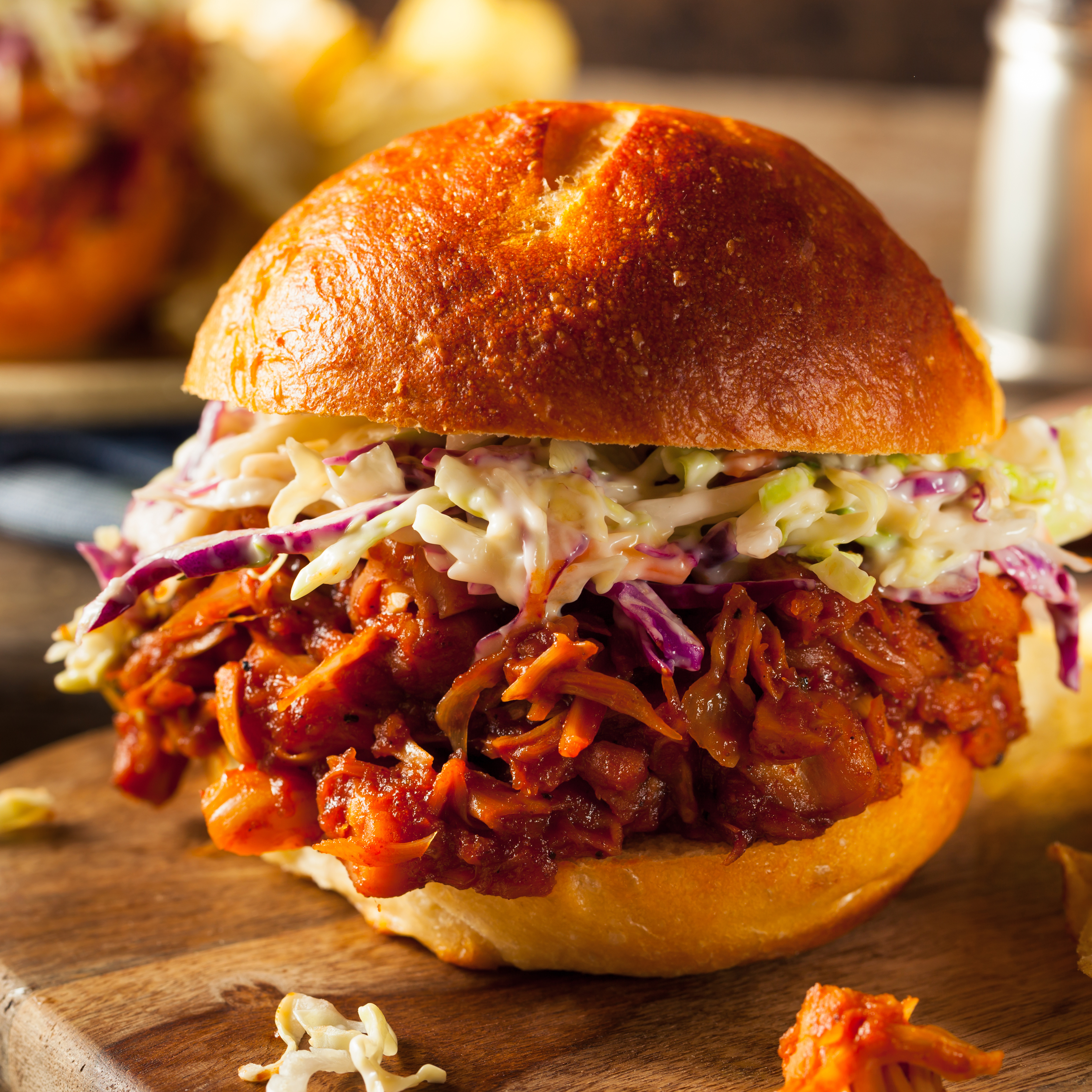 Bild på burgare med pulled vego och coleslaw