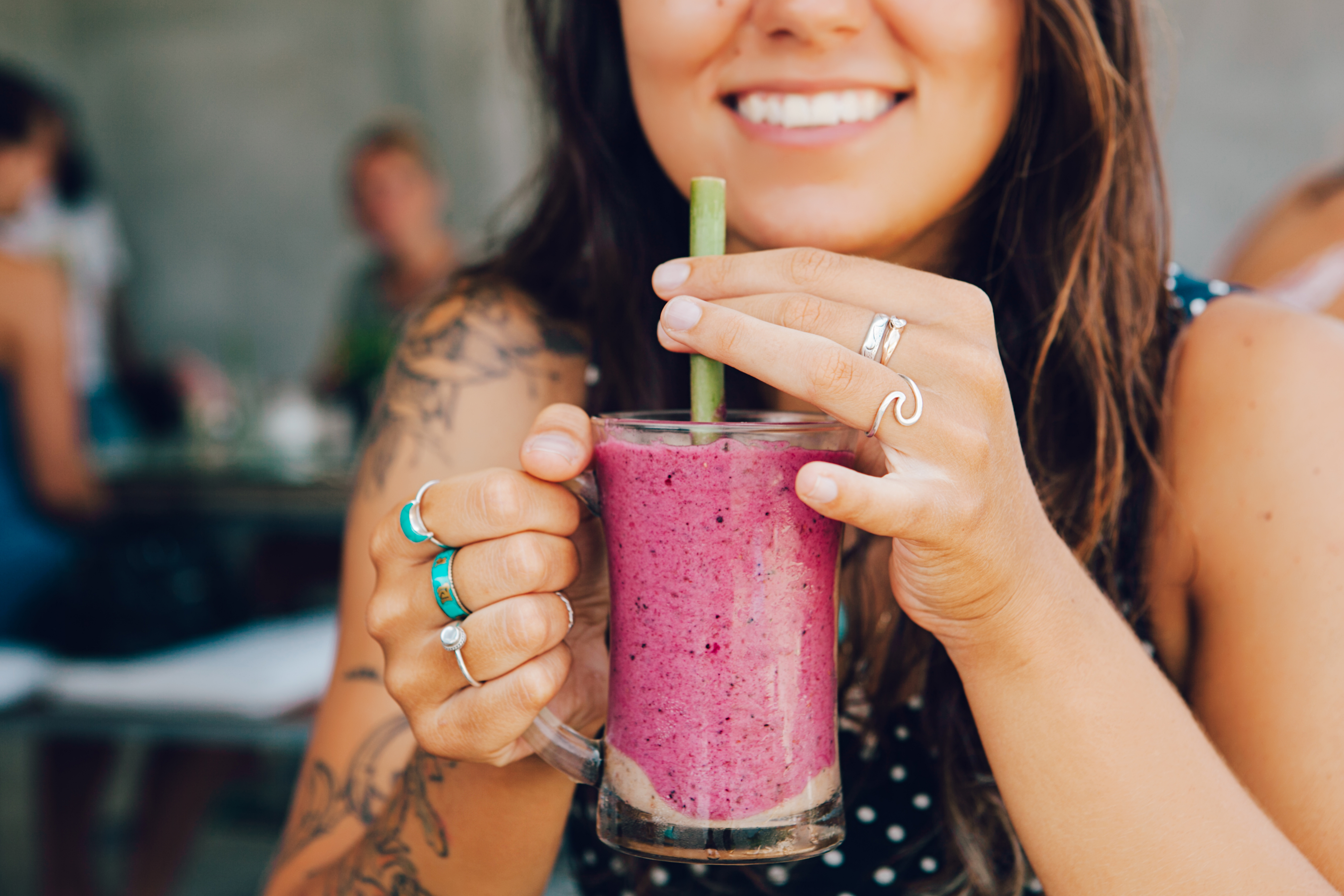 Bild på person som dricker smoothie