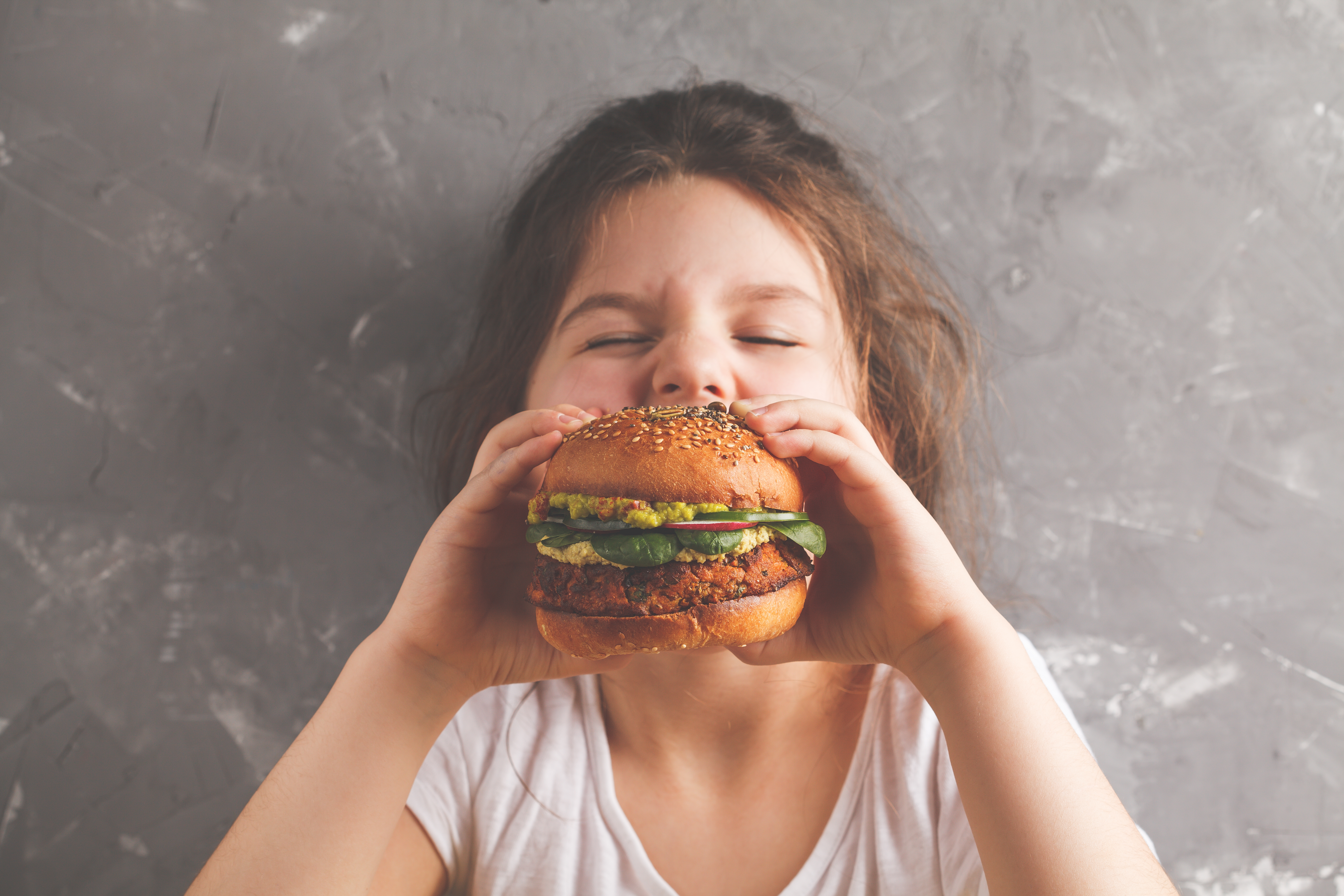 Ung barn äter hamburgare