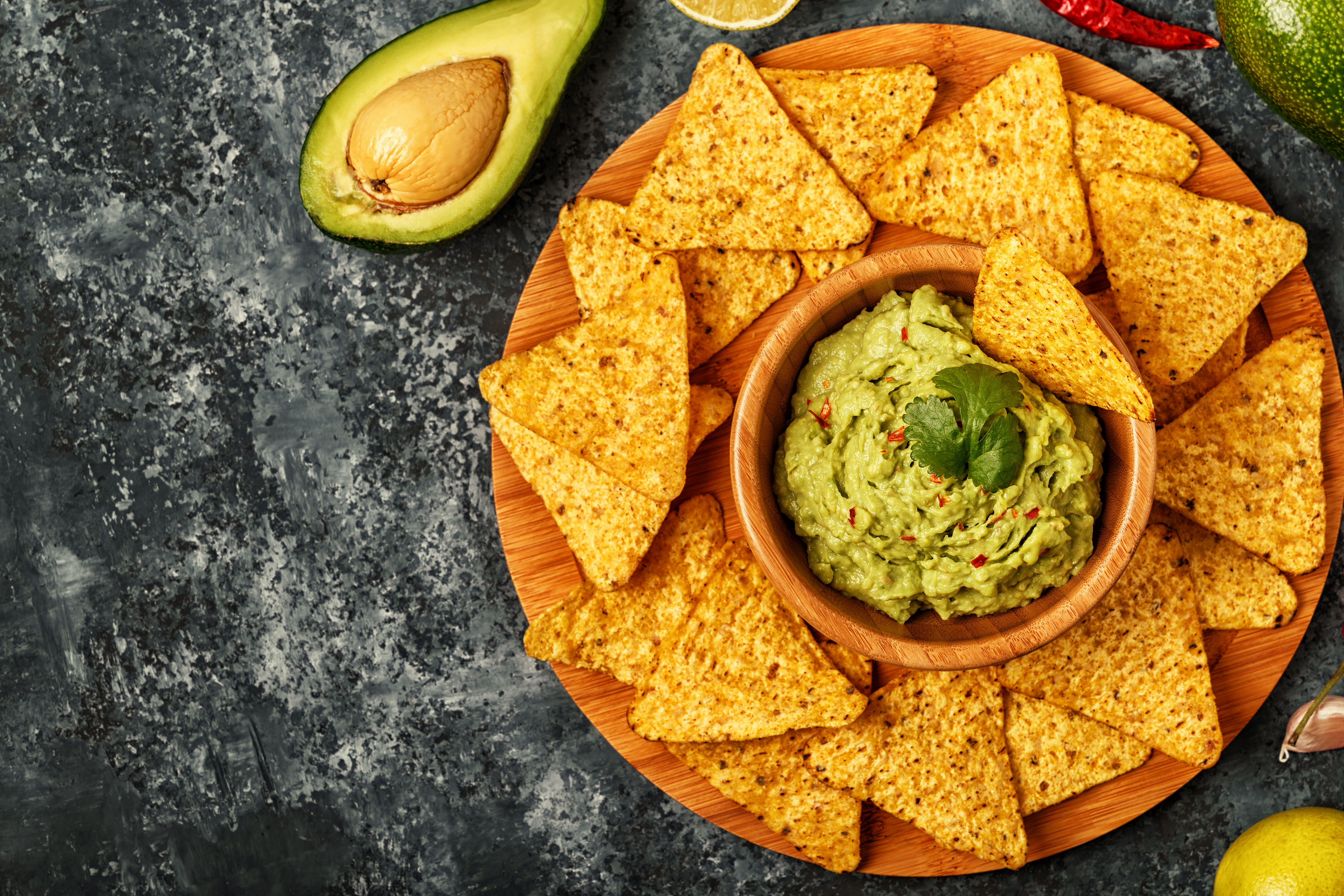 Nachos i en tallrik med guacamole i mitten