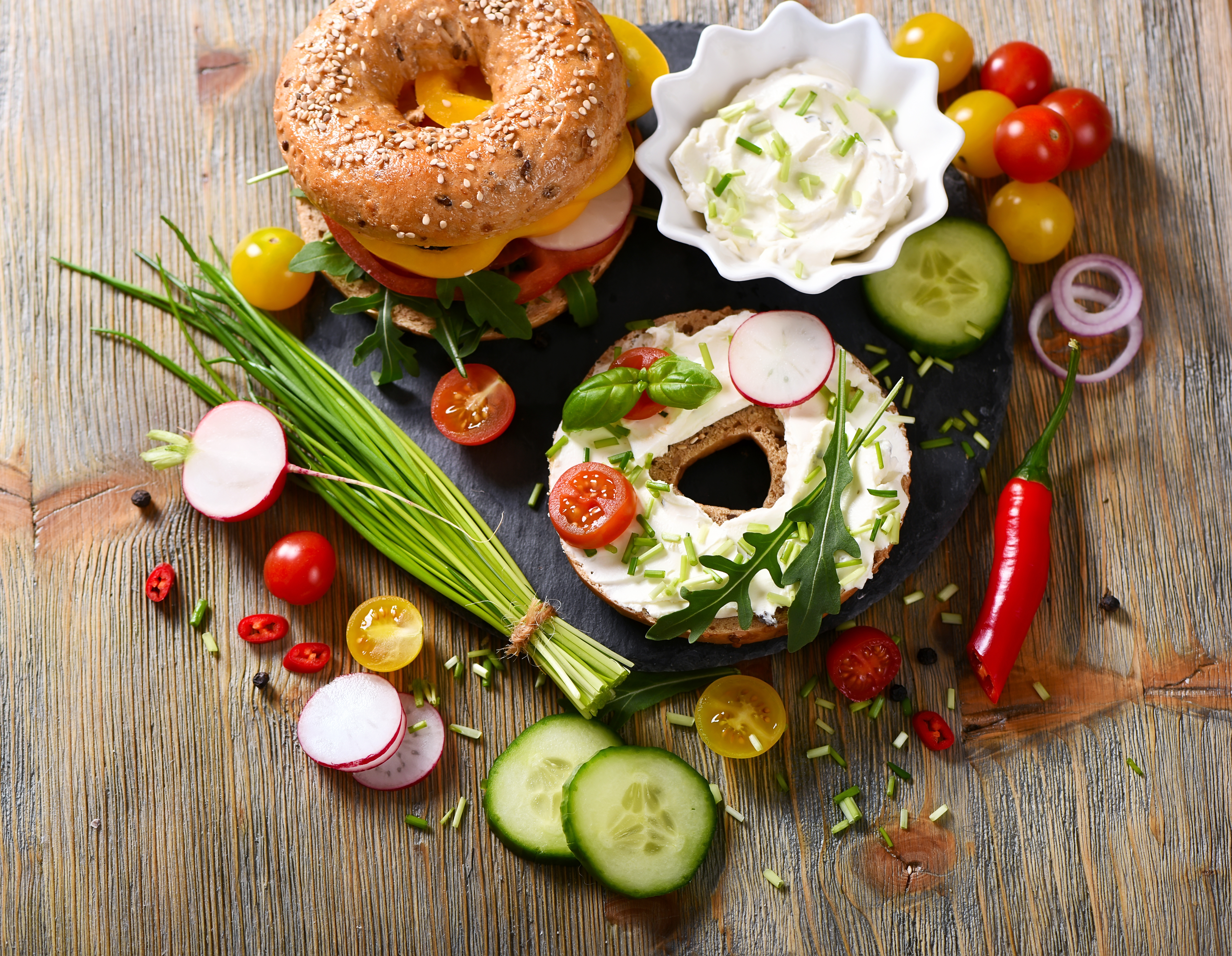 Bagels med vegnask pålägg och grönsaker