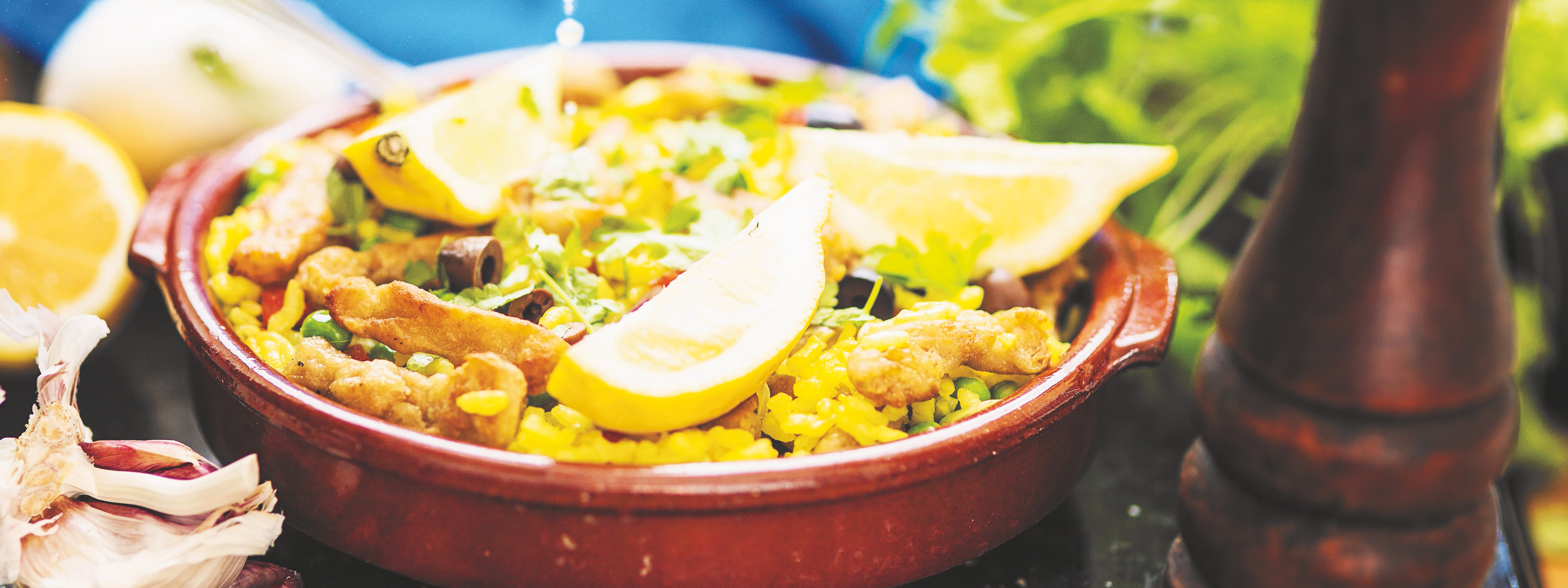 paella i en röd form