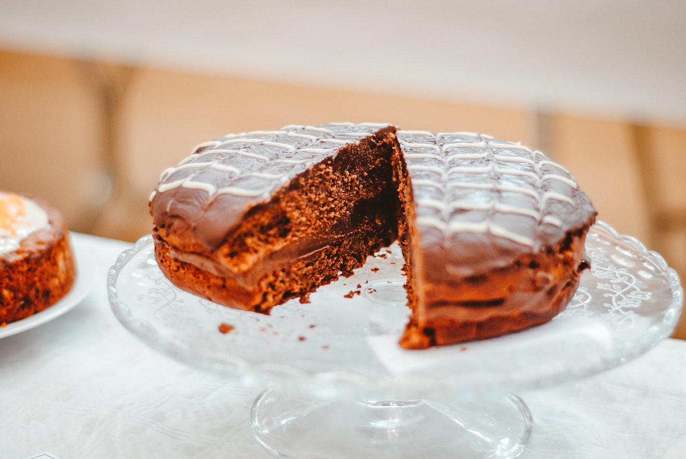 Chokladtårta på ett tårtfat av glas.