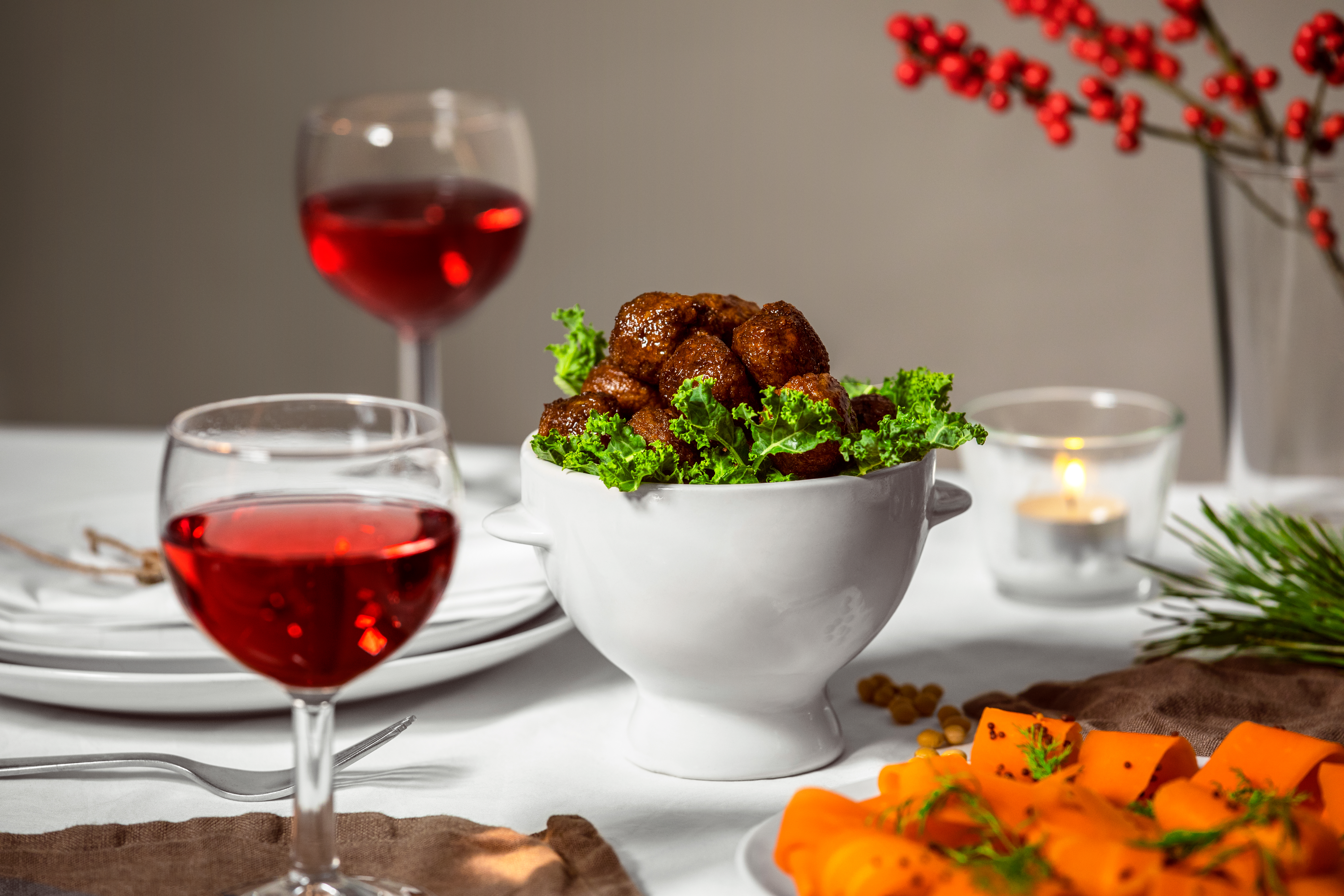 Veganska köttbullar i en vit skål på ett dukat bord