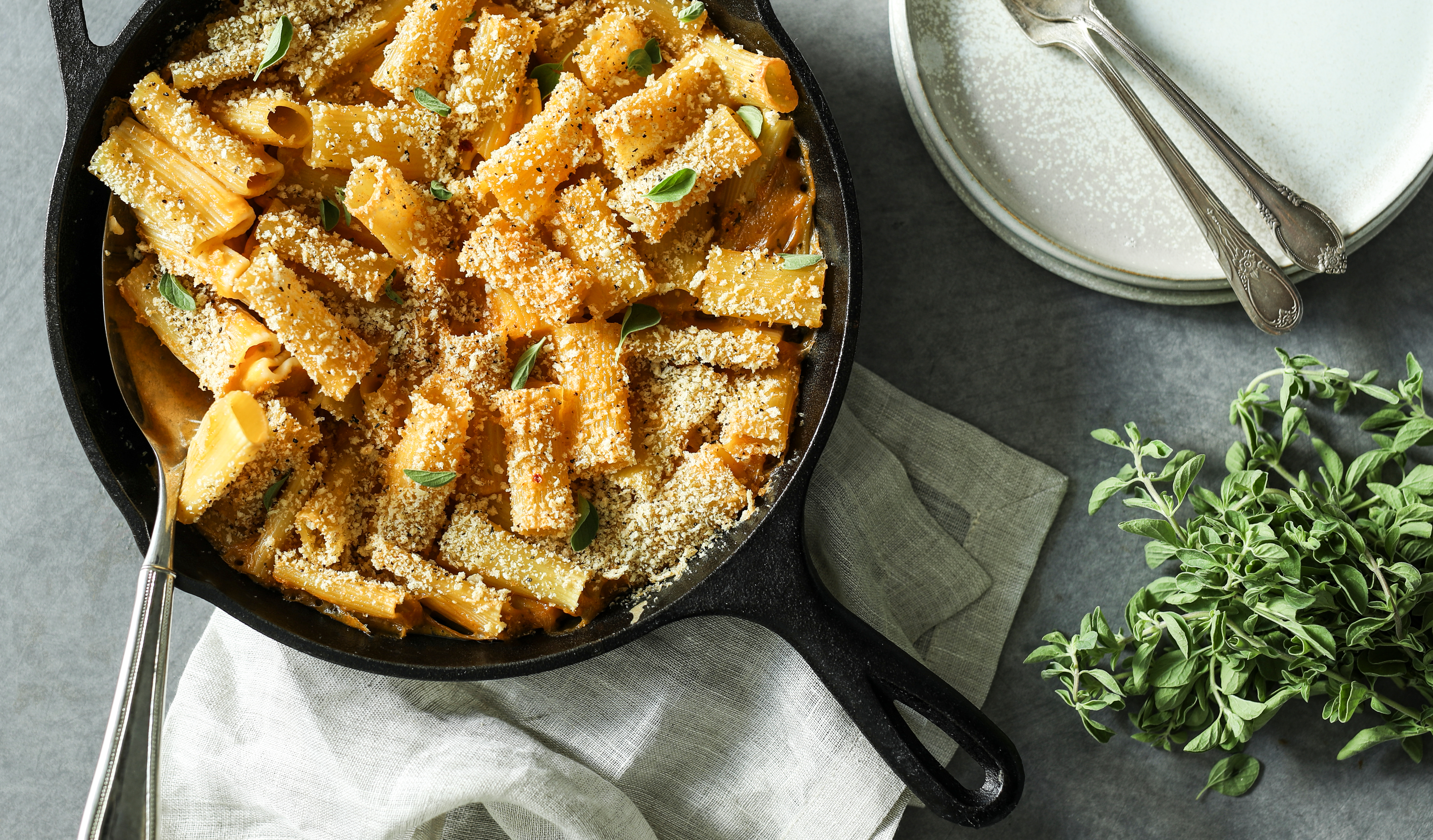 Vegansk Mac and cheese i en panna på ett bord.