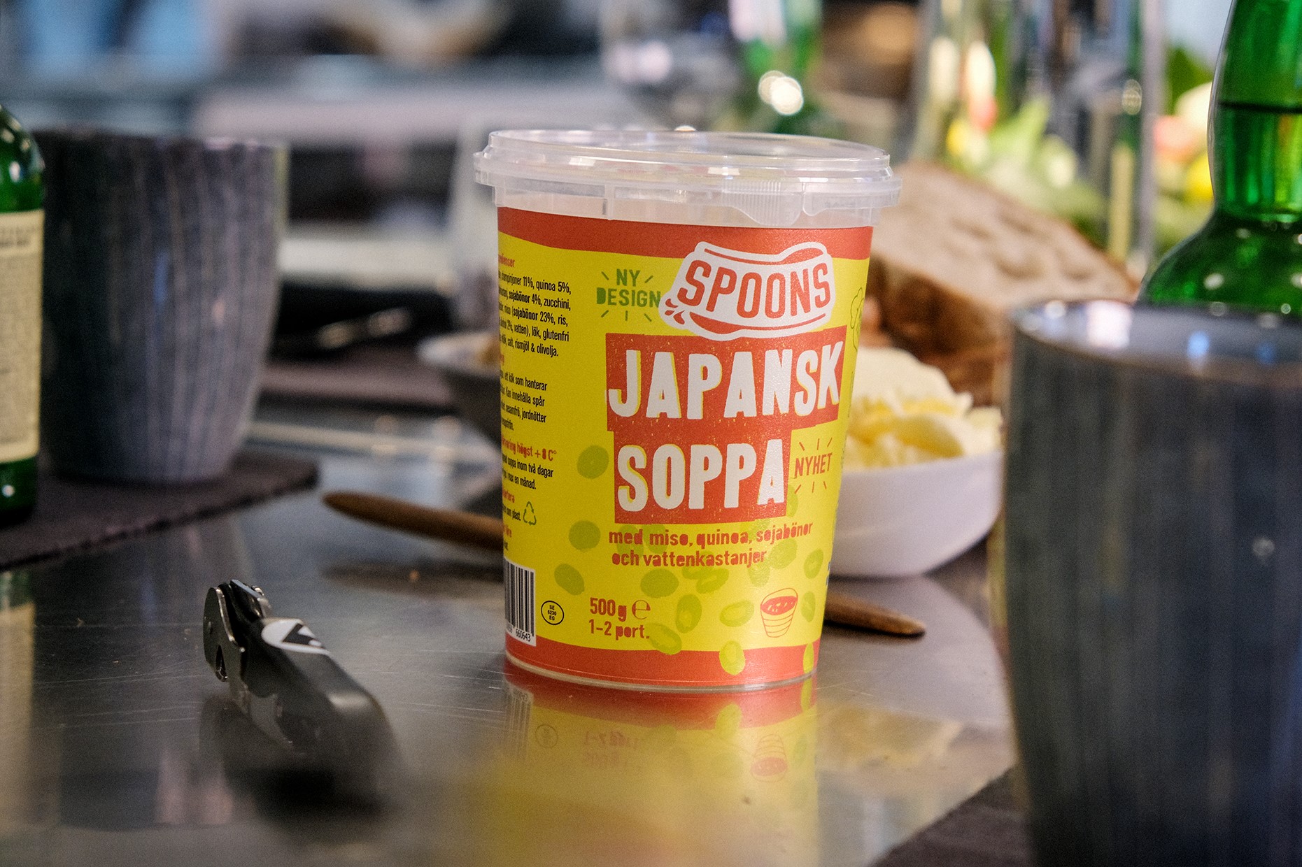 En förpackning Spoons Japansk soppa på ett köksbord