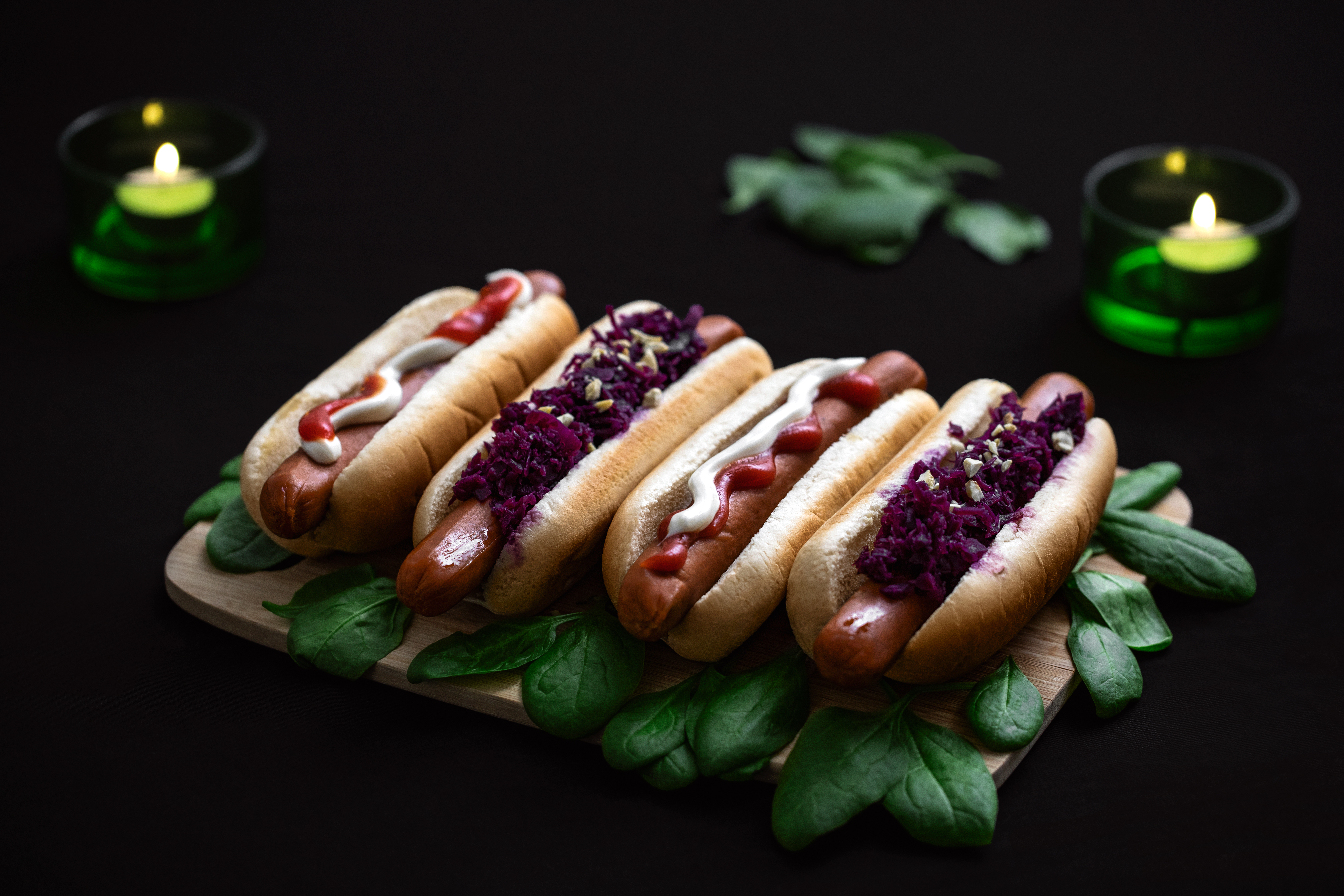 Fyra veganska korv med intill varandra på en bräda