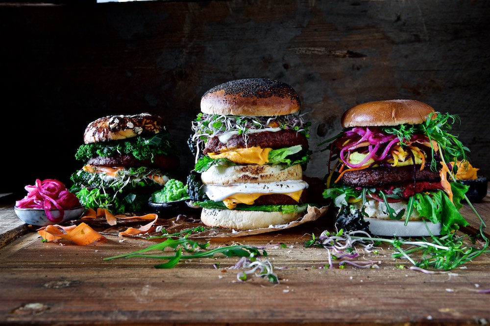 3 mastiga veganska burgare på ett bord