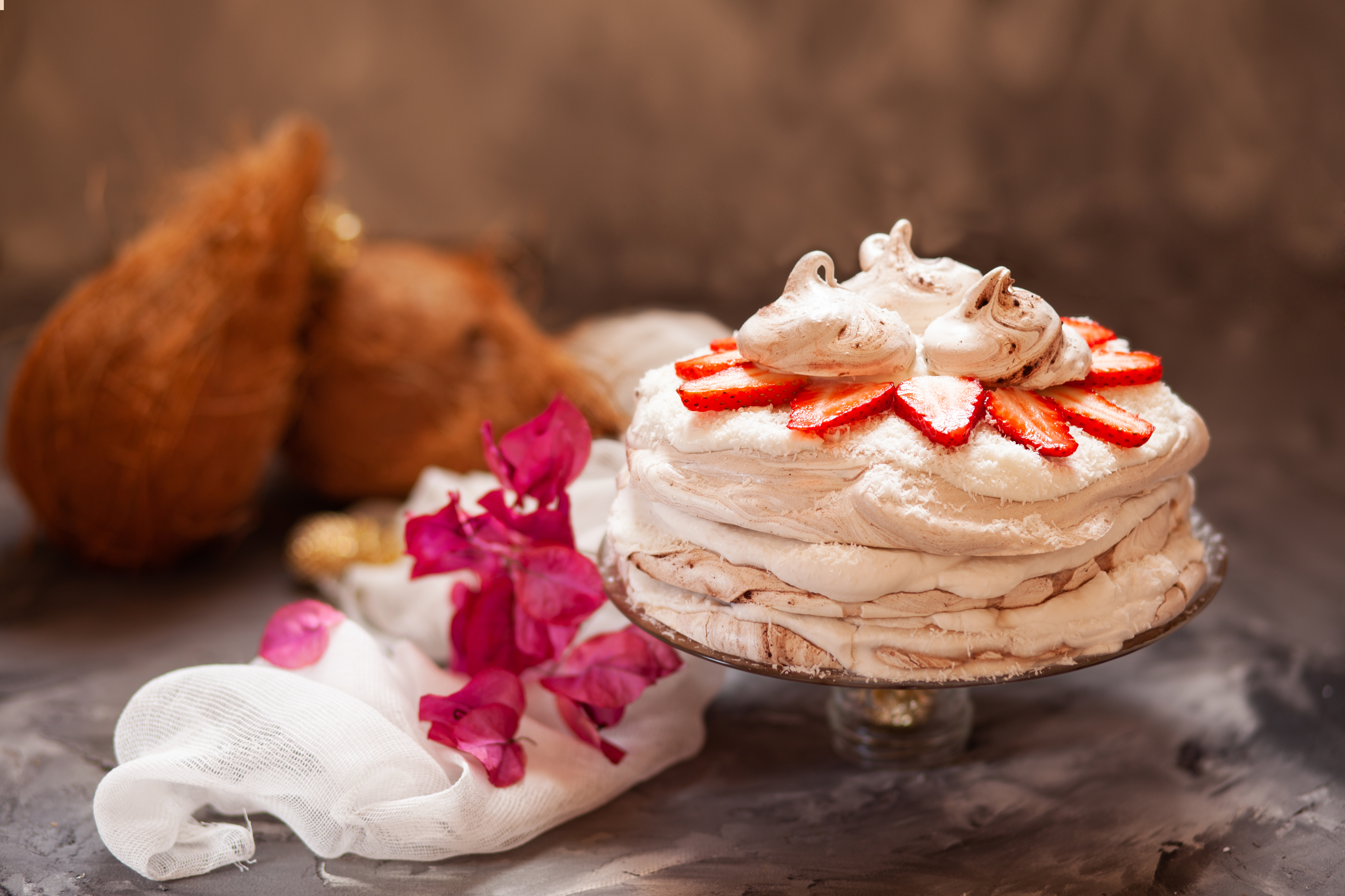 Vegansk marängtårta med jordgubbar på ett fat.