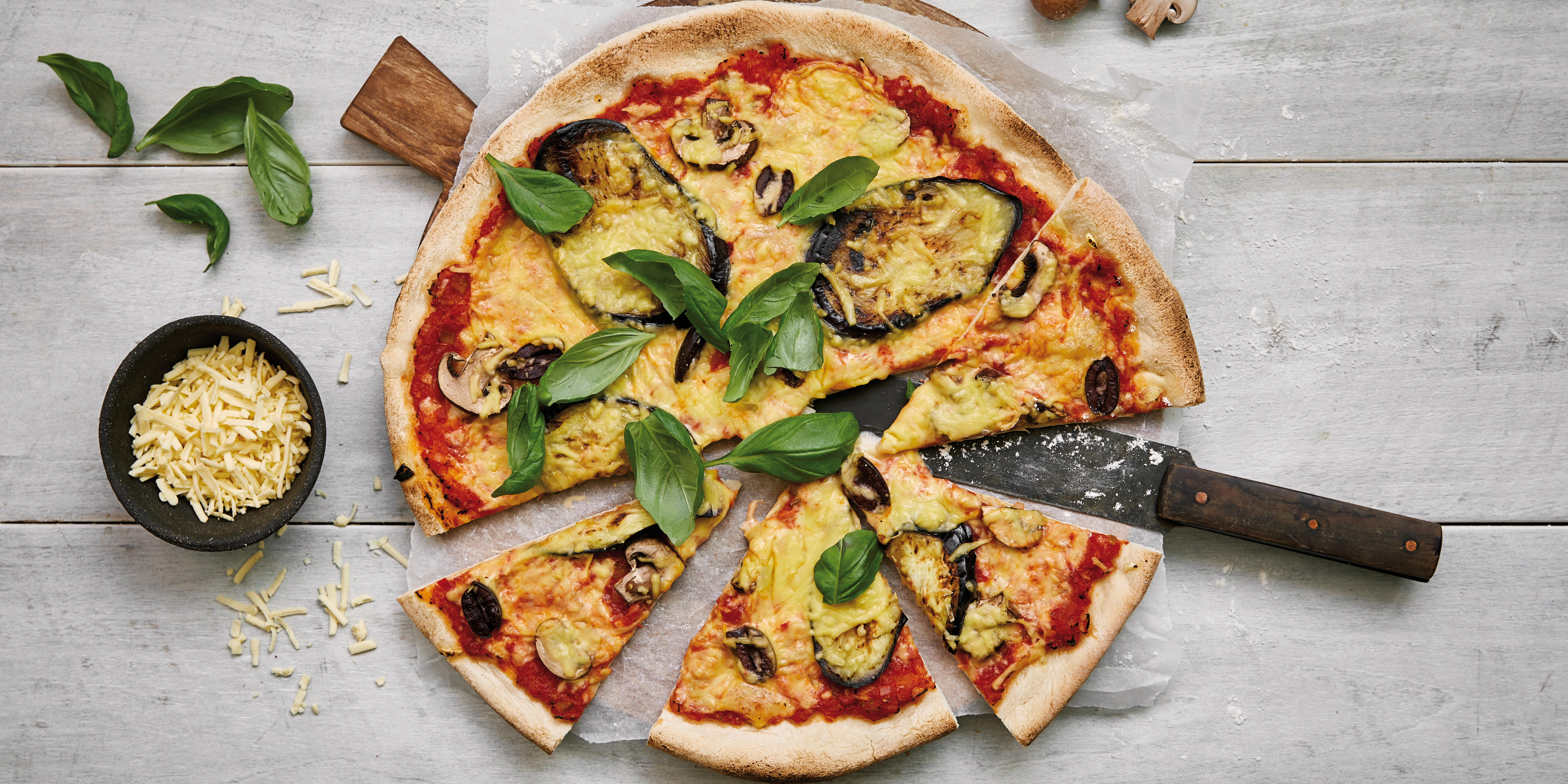 pizza med vegansk ost på ett bord