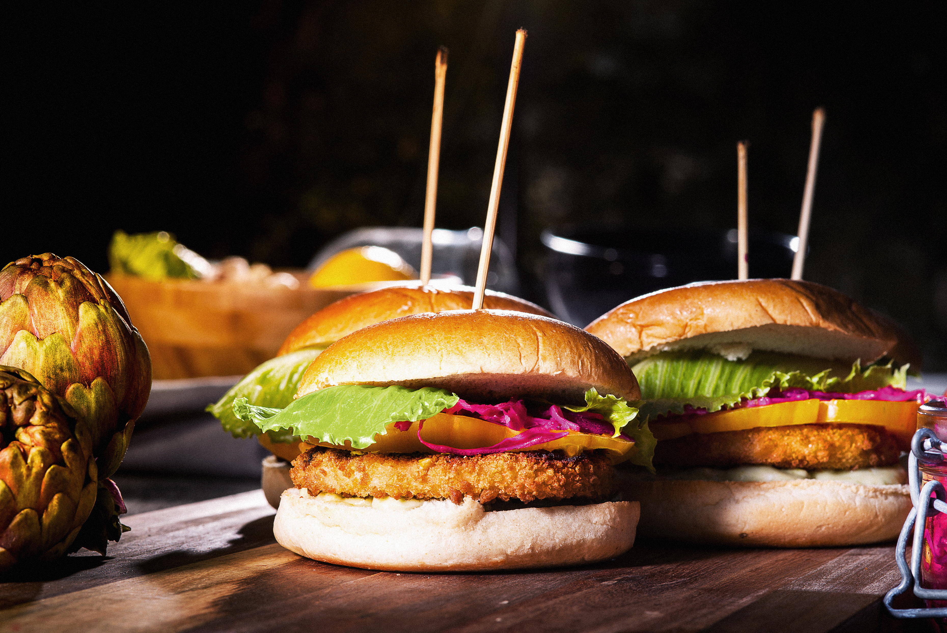 Veganska "chickenburger" på ett bord
