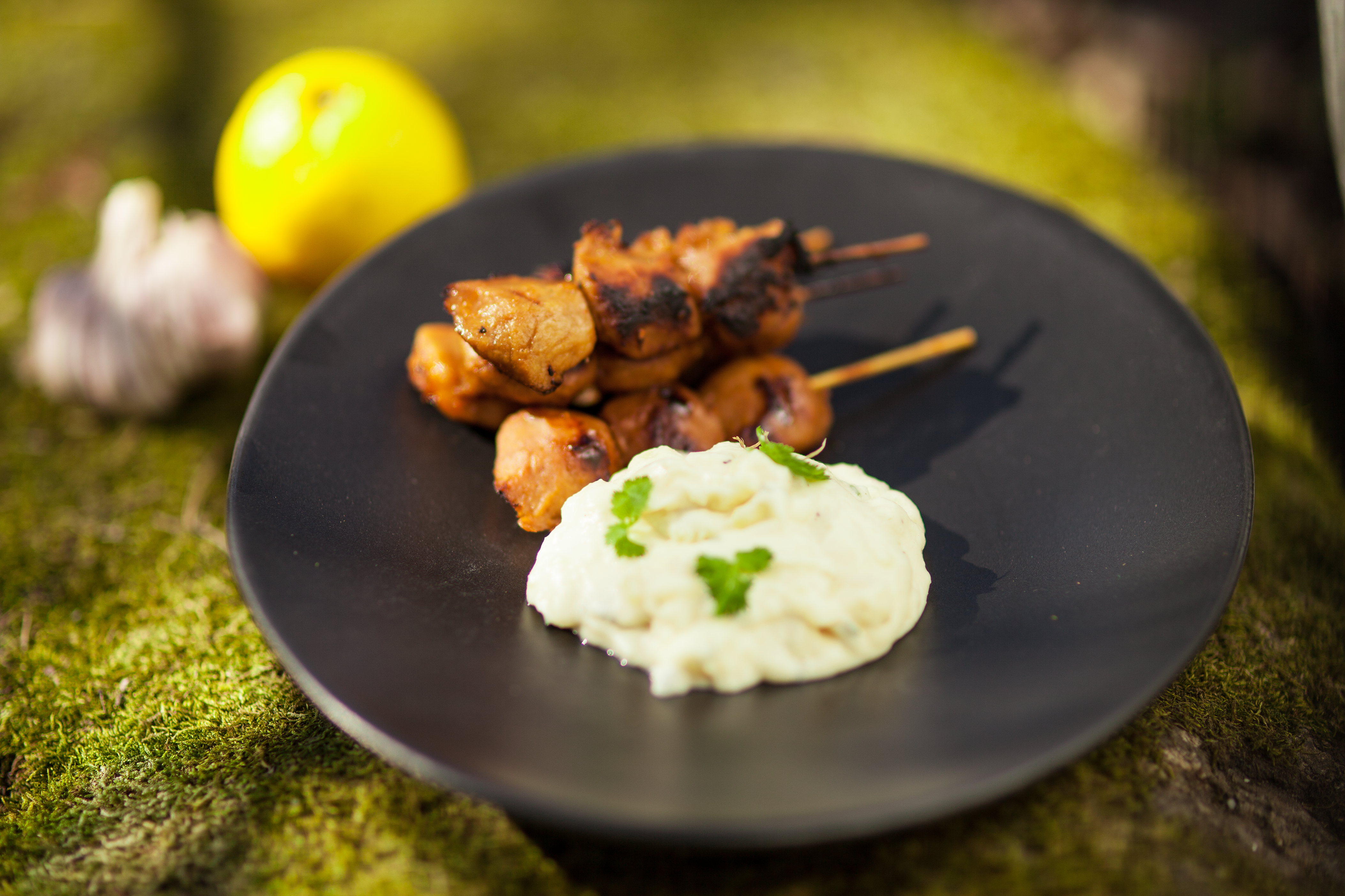 Veganska spett och potatissallad på en tallrik