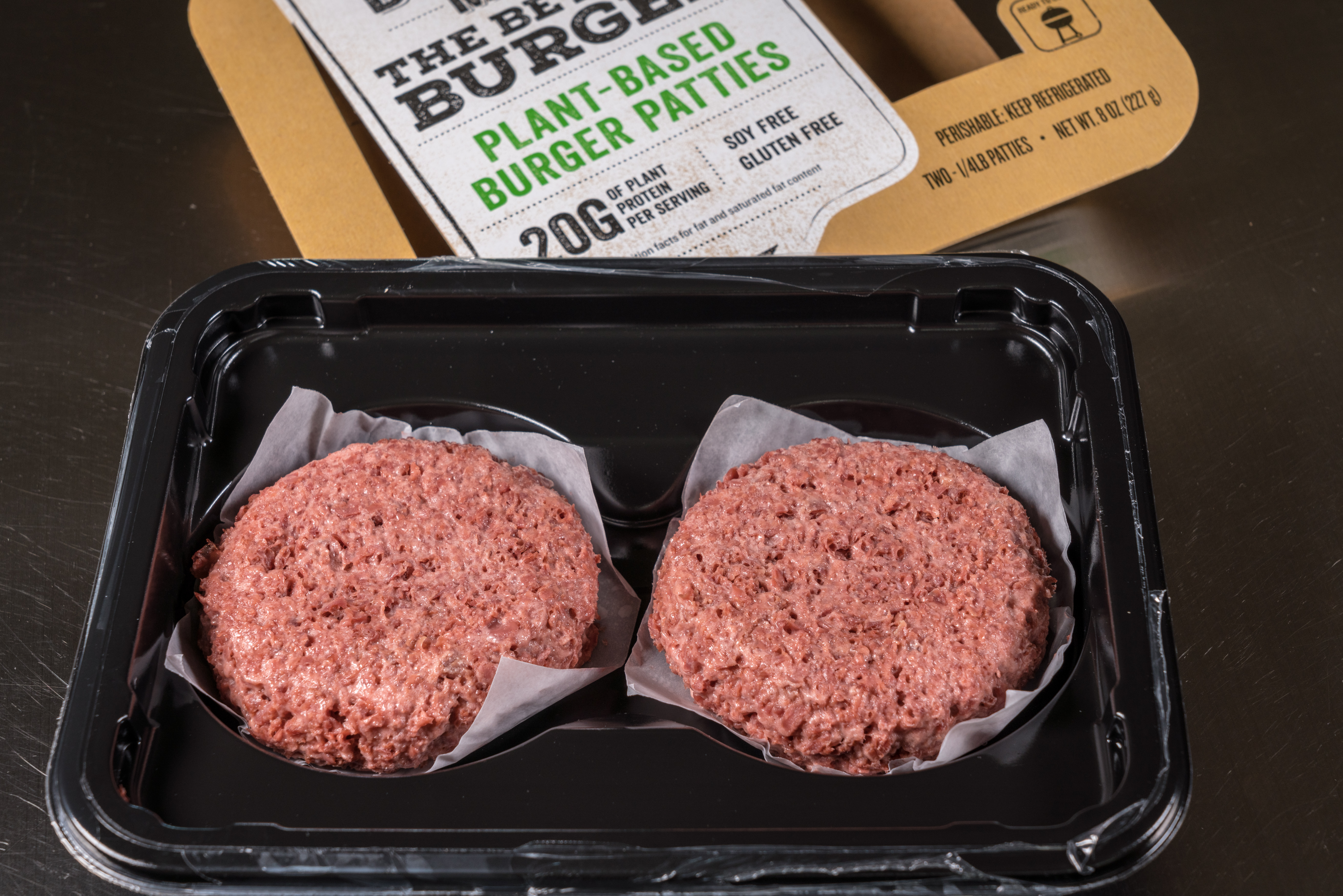 Två veganska burgare från Beyond Meat.