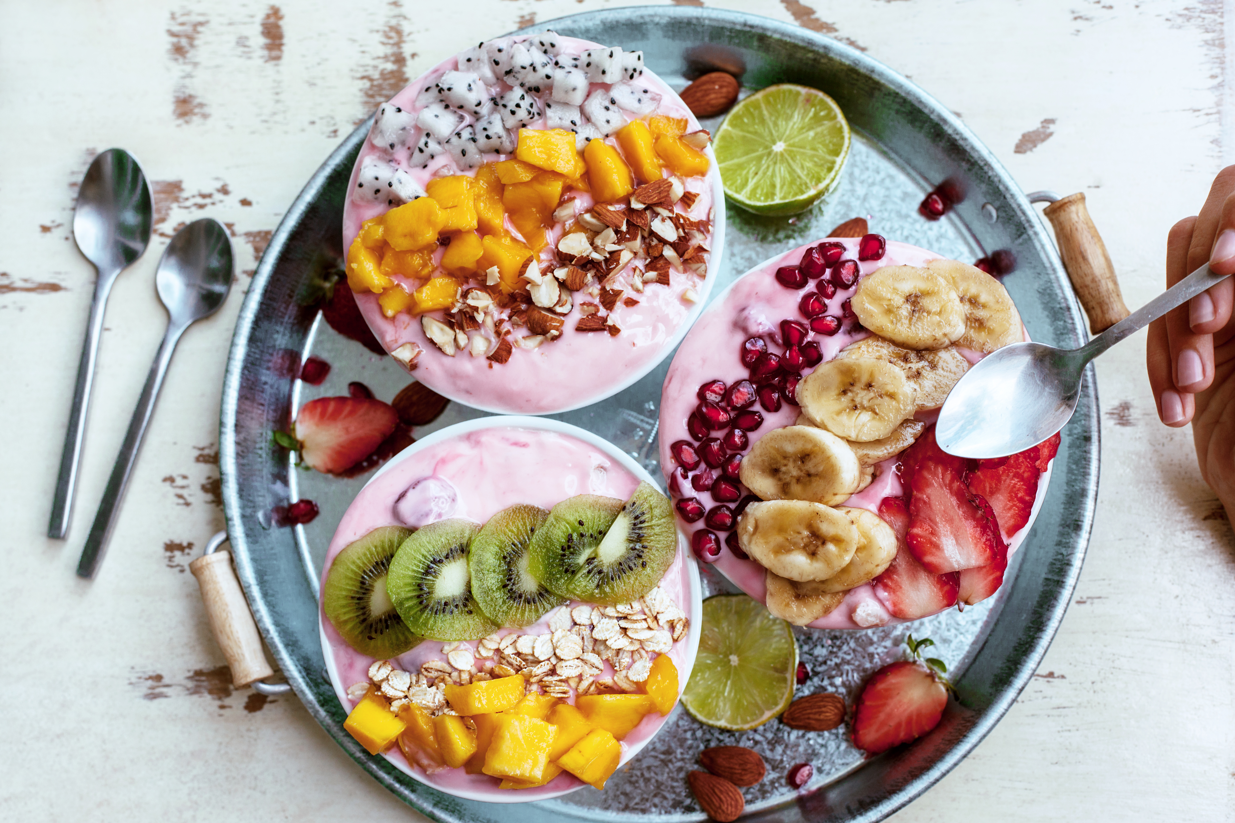 En bricka med diverse smoothie bowls.