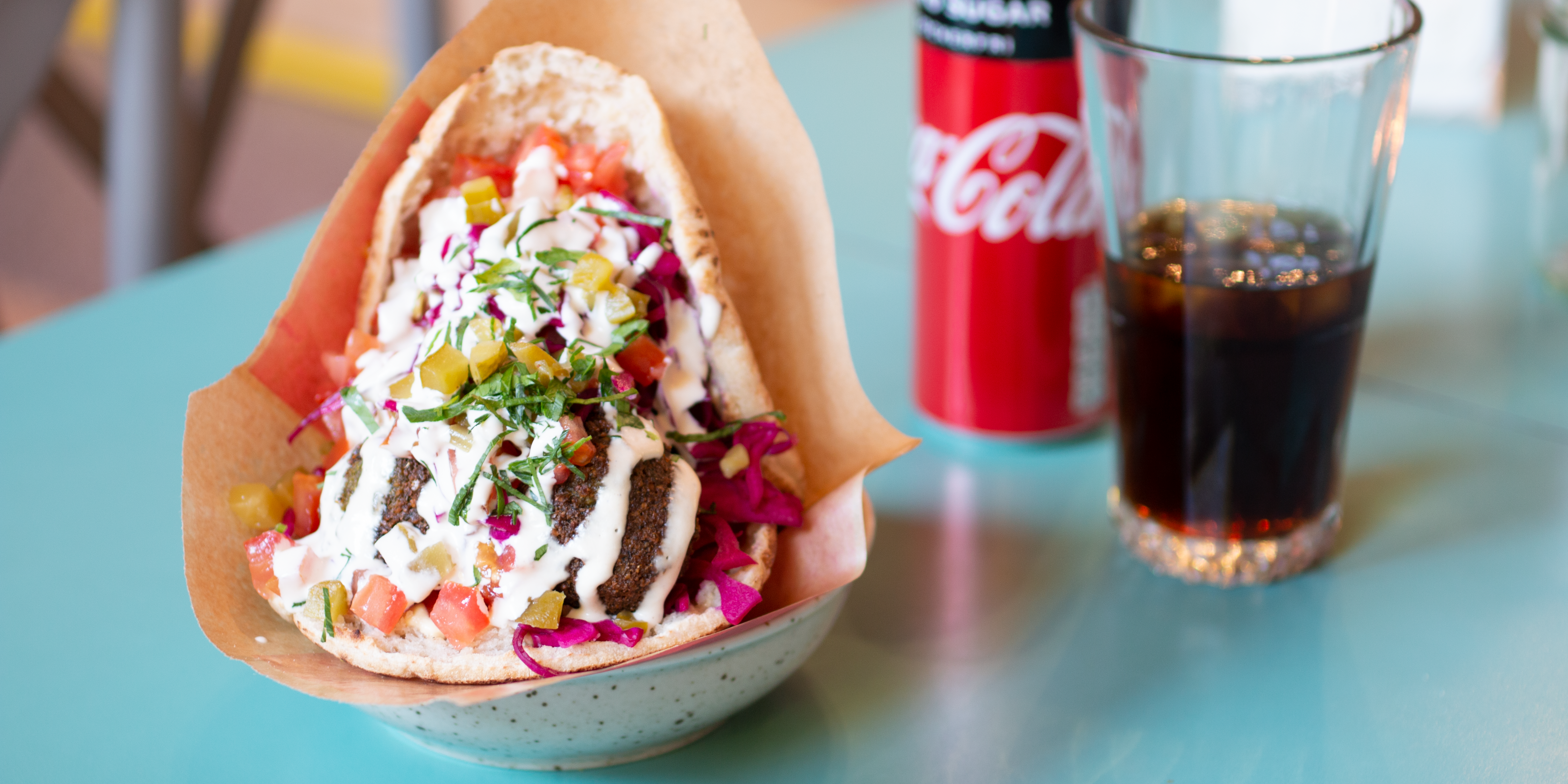 Falafel i pitabröd med veganska såser