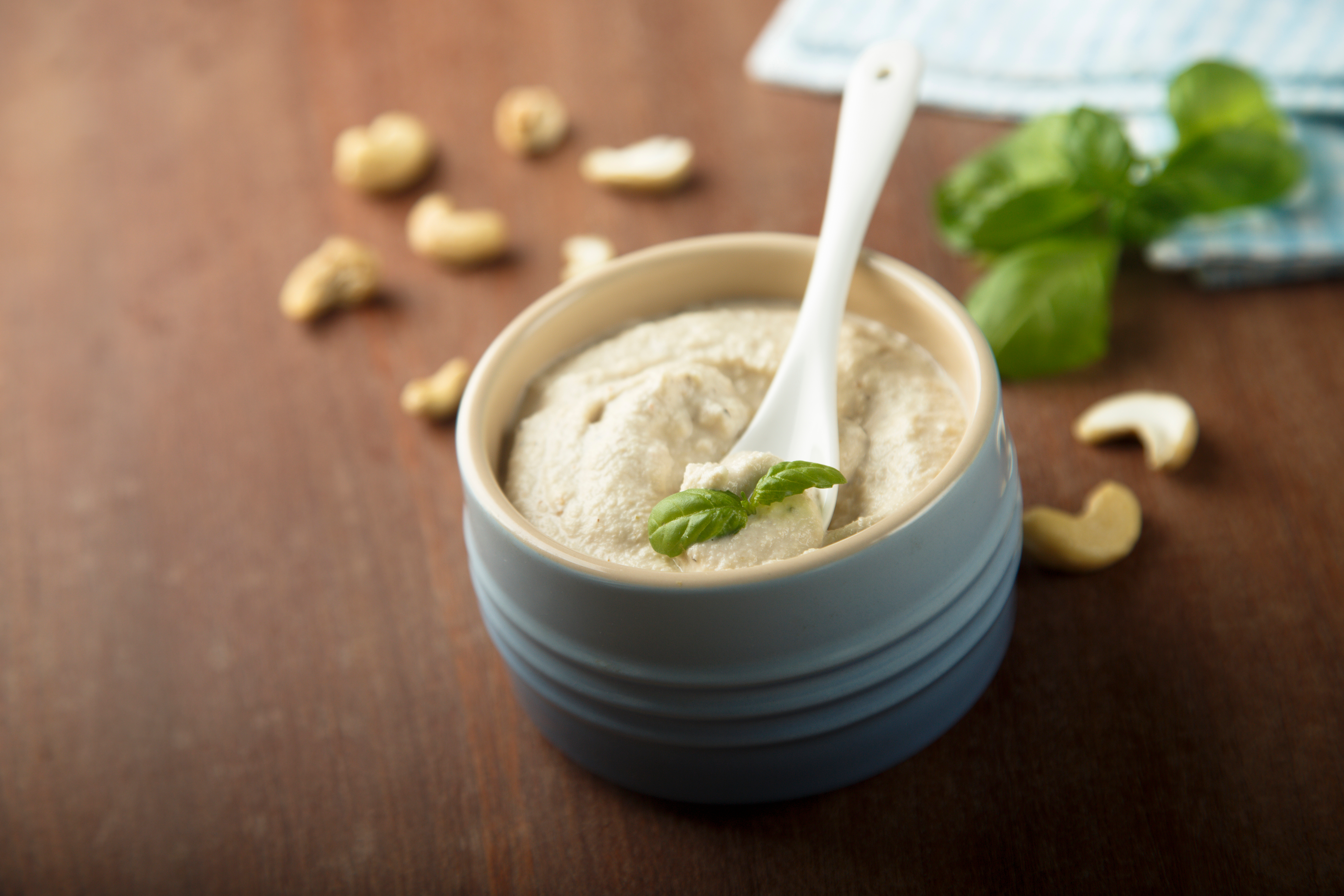 Vegansk cashewdip i en liten skål.