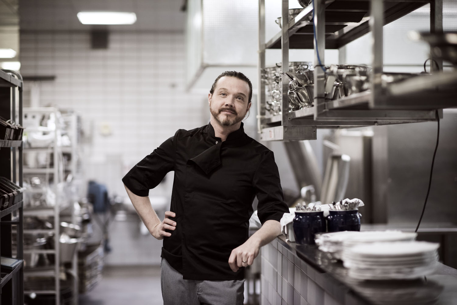 Magnus Naess (kock) står i ett storkök