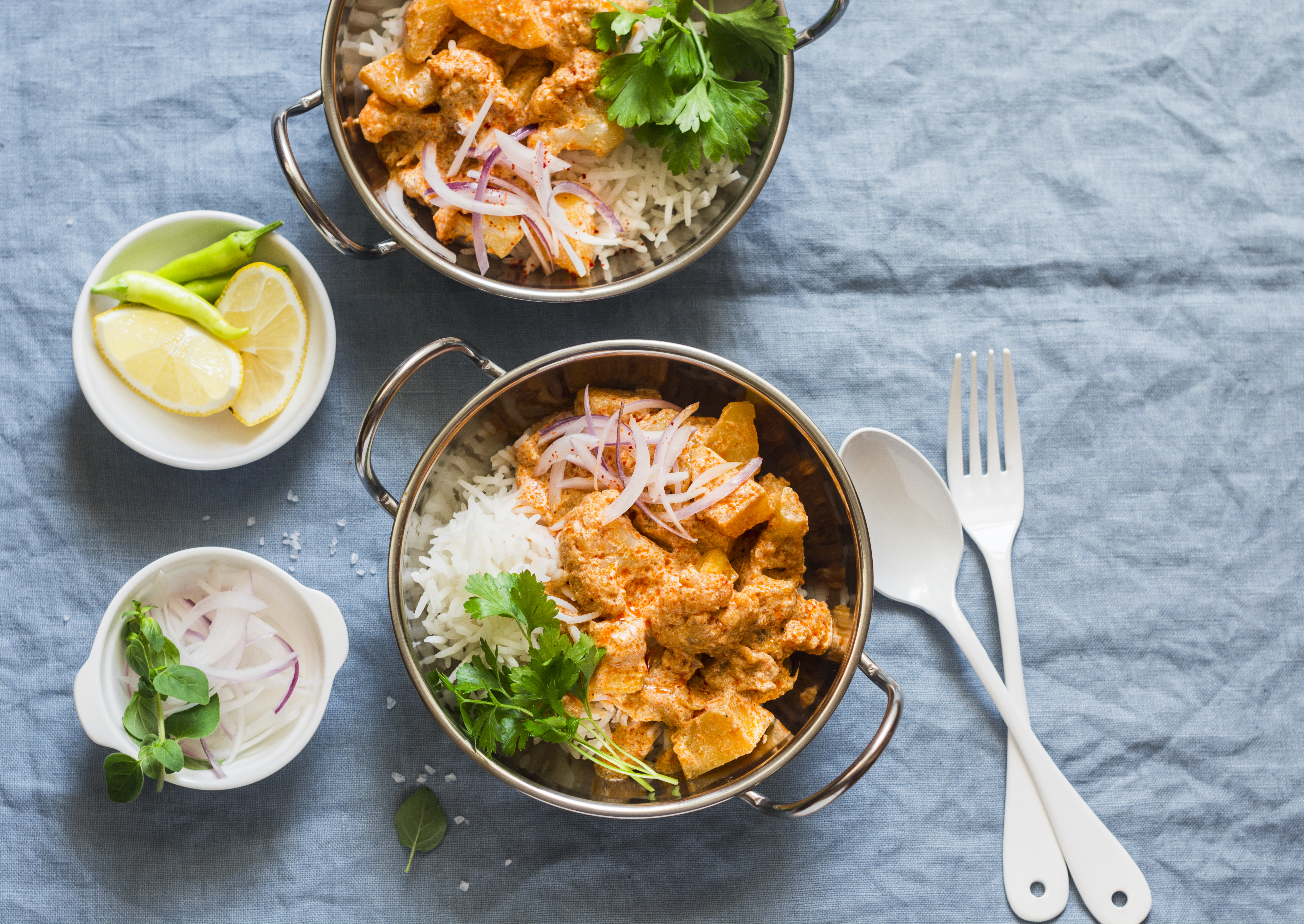 Två skålar fyllda med veganskt mat