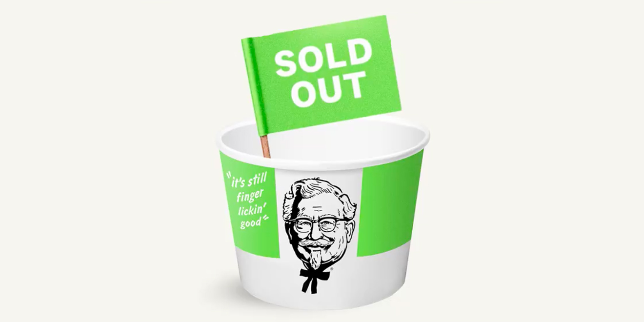 Tom bägare av KFC vingar med en flagga med texten sold out