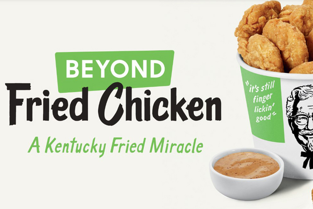Texten Beyond - Fried Chicken. Intill en bägare med veganska nuggets.
