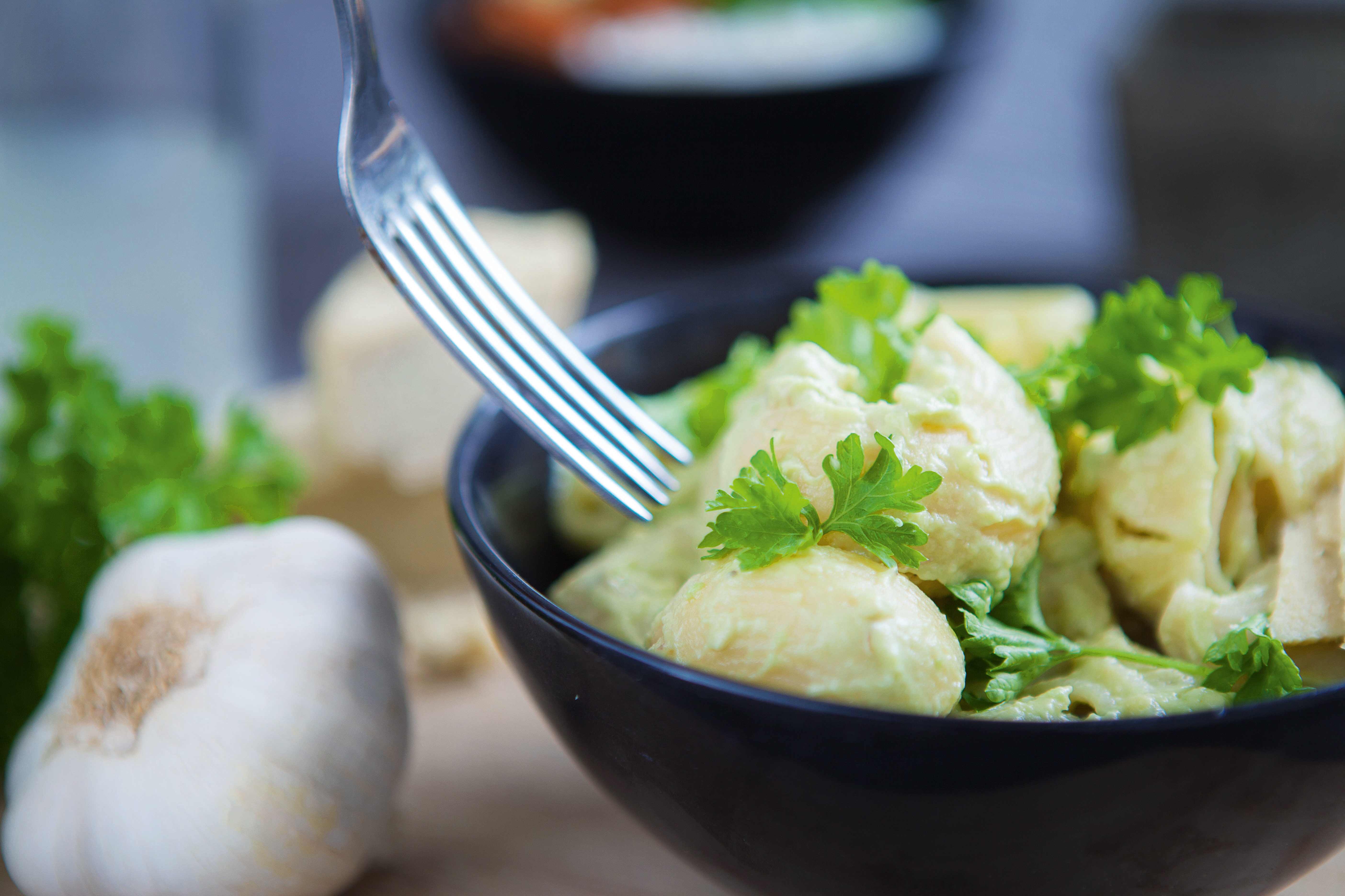 Krämig pastasås med vegansk parmesan i en svart skål