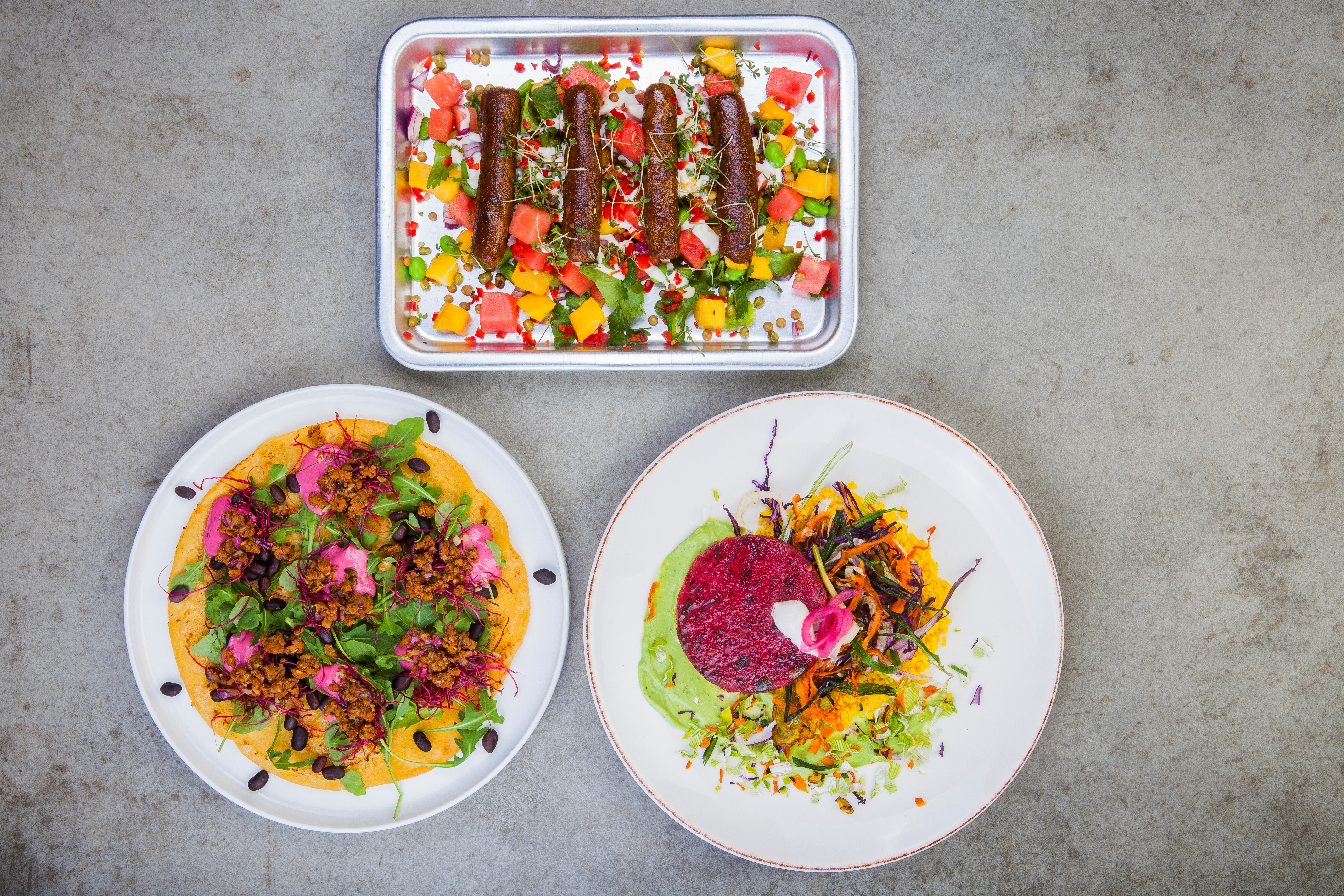 Tre veganska rätter med diverse innehåll på ett bord