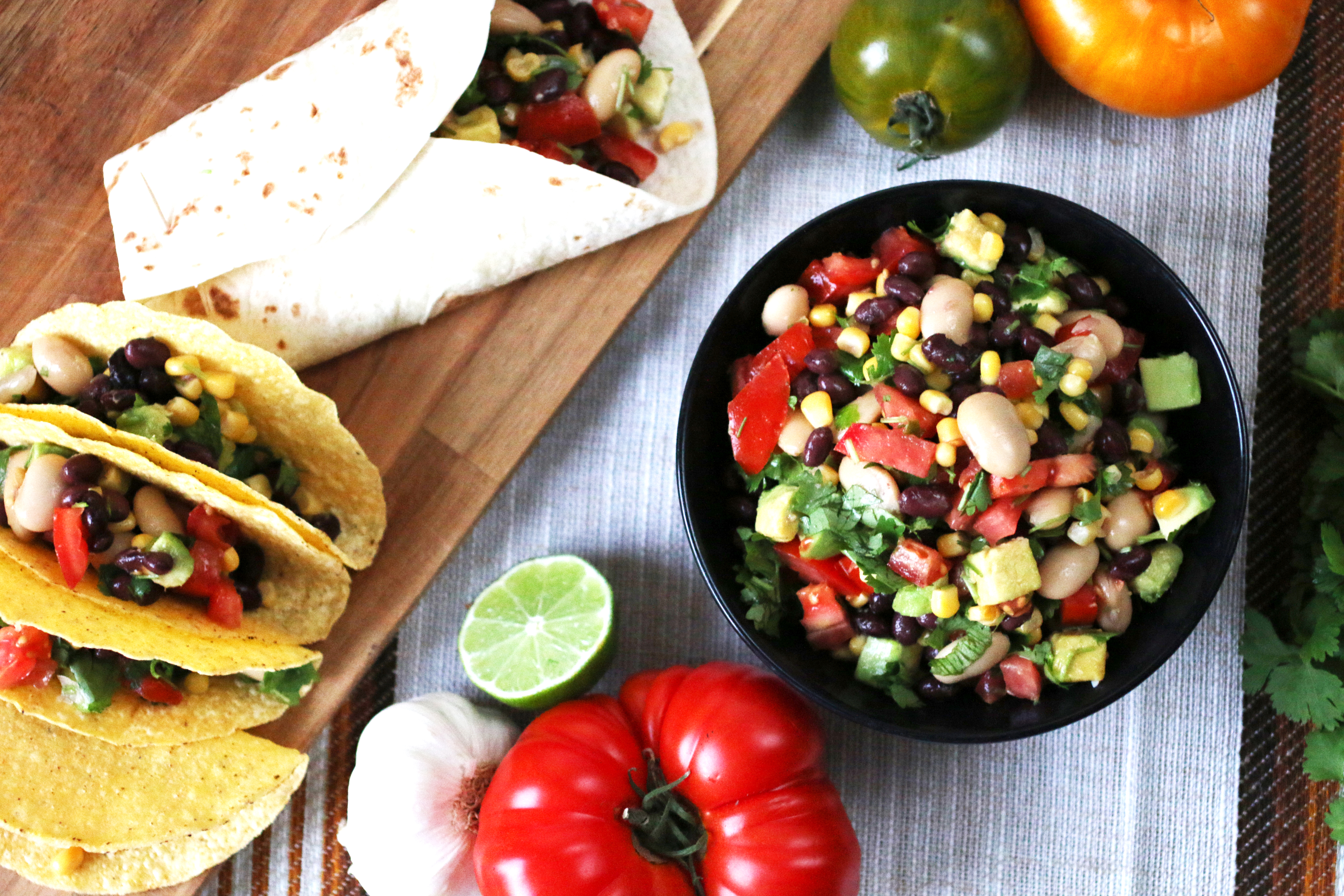 Bönsallad och vegansk burrito på ett bord