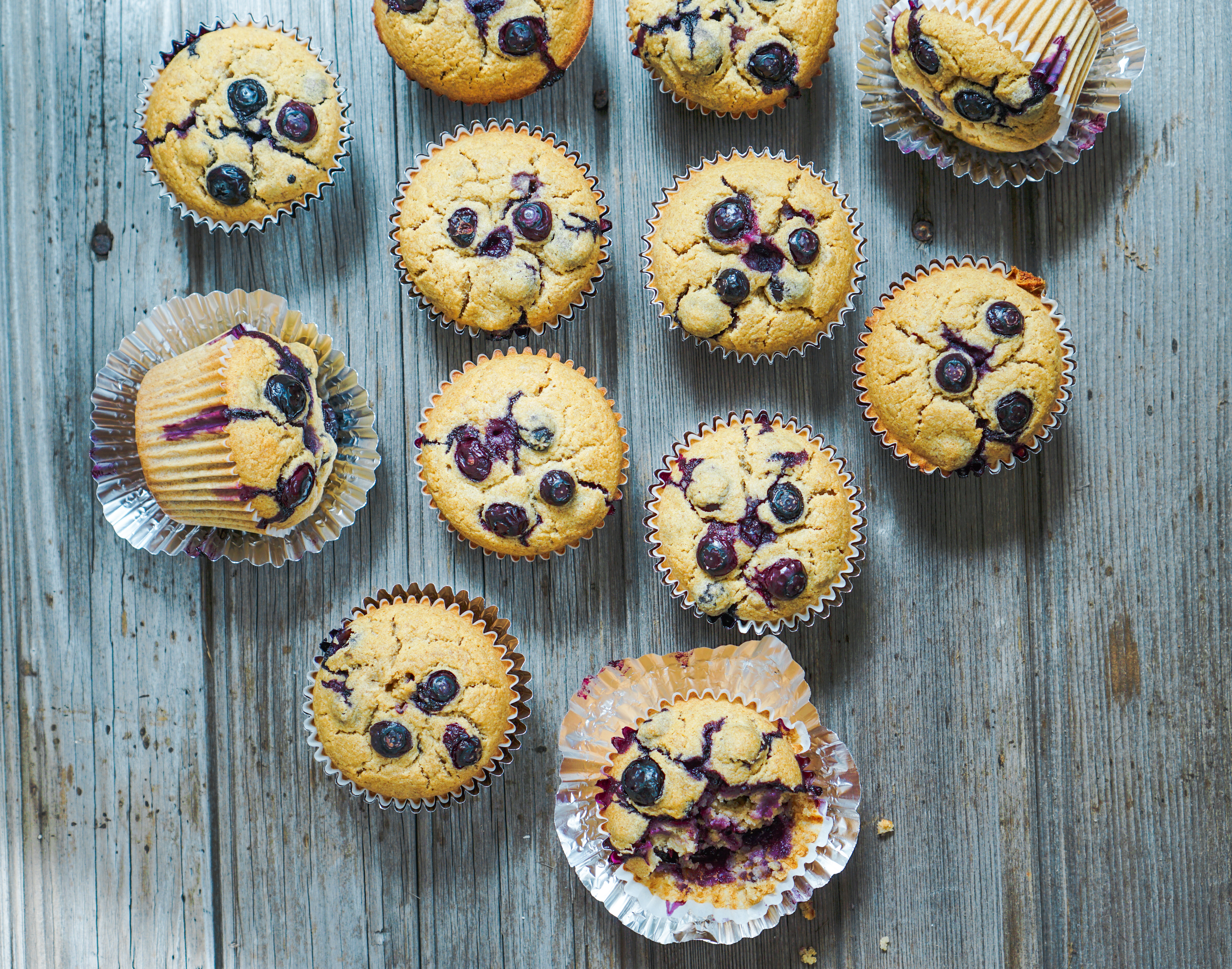 Veganska muffins på ett bord