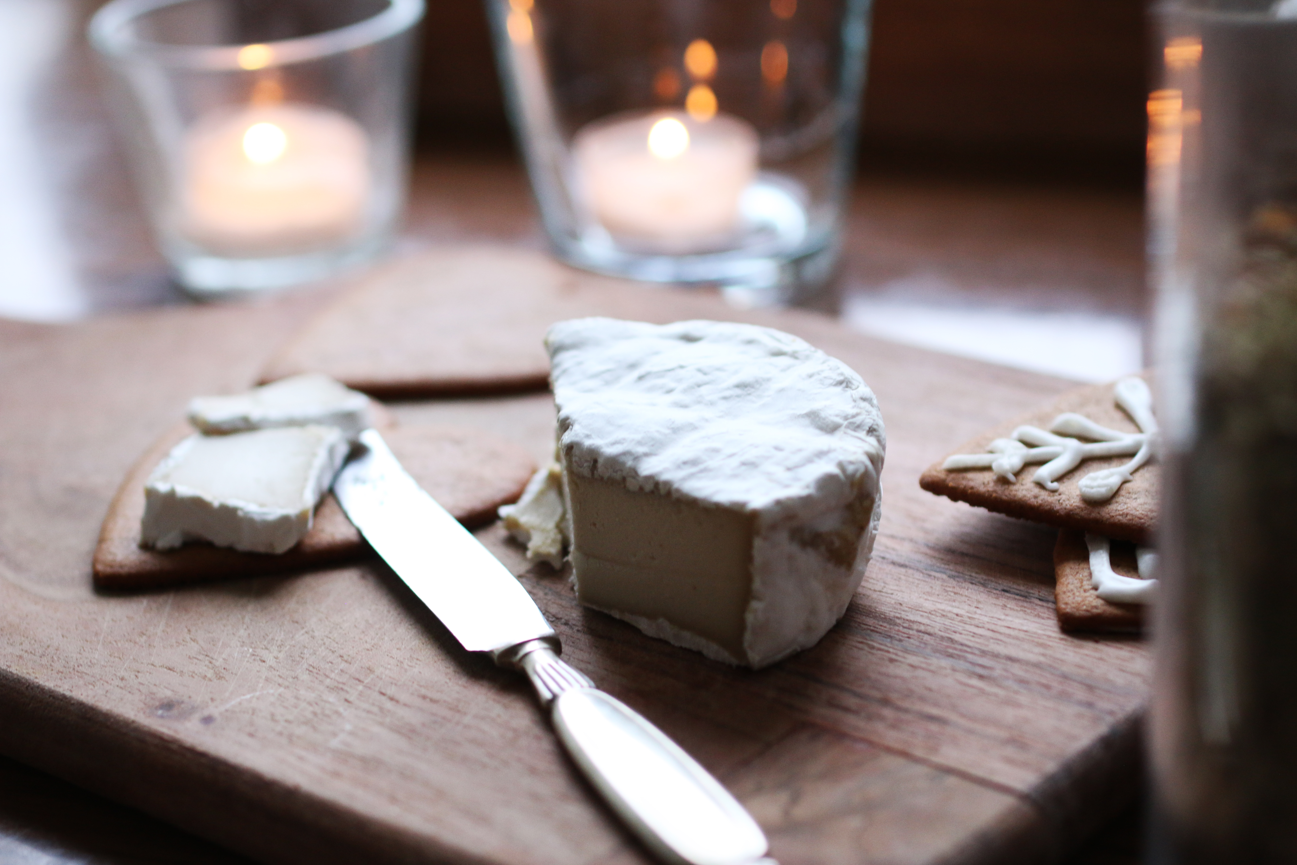 Vegansk camembert tillsammans med pepparkakor