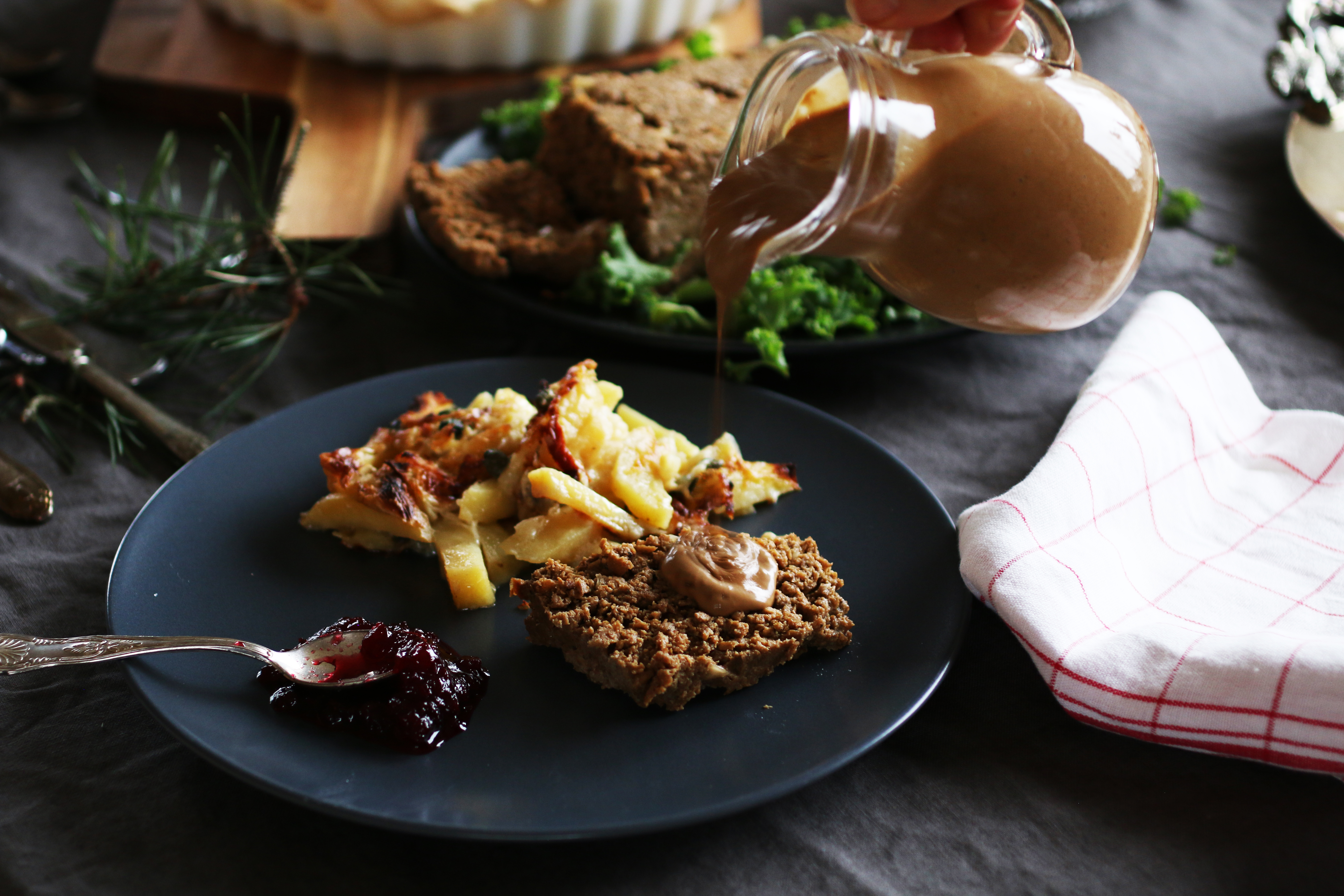 Vegansk färslimpa med brunsås på en tallrik