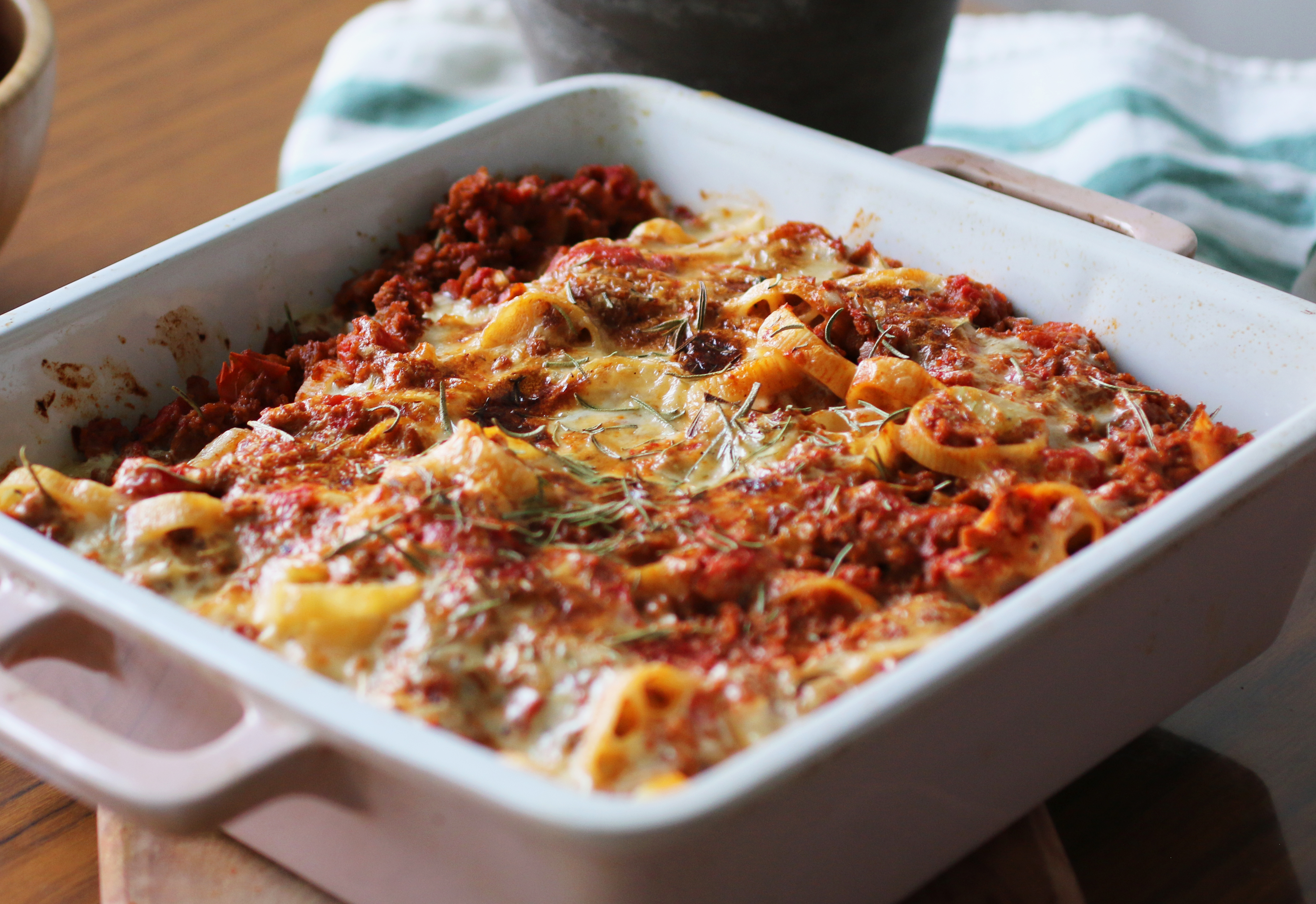 Vegansk pastagratäng i en ugnsform