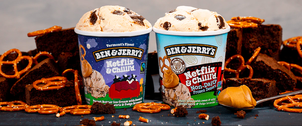 Två tubs med Ben &amp; Jerry's-glass och pretzels, jordnötssmör och brownies i bakgrunden. Tuben till vänster är Netflix &amp; Chill'd icke-vegansk, tuben till höger är Netflix and Chill'd vegansk, non-dairy