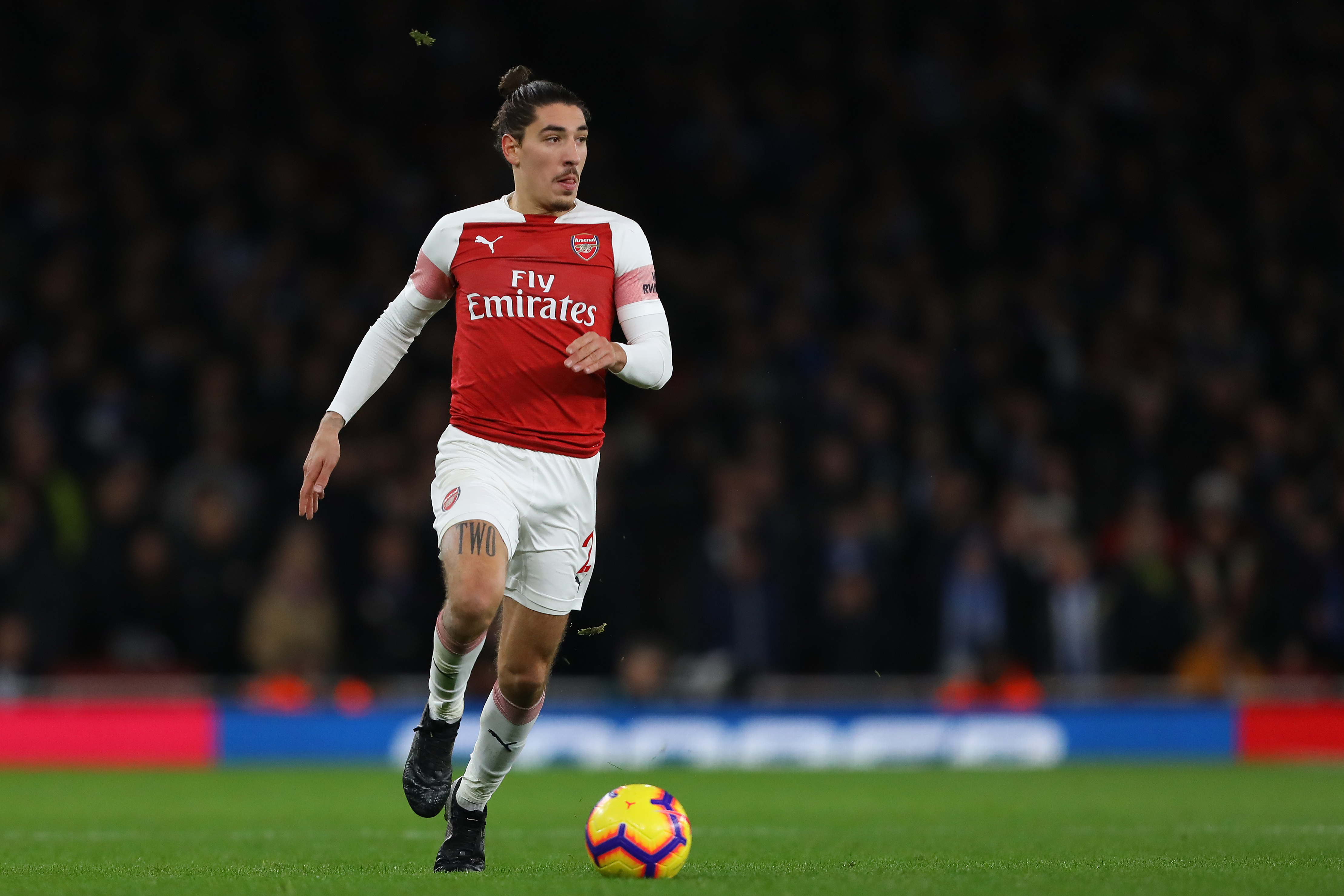 Hector Bellerin i Arsenal i matchen Arsenal mot Huddersfield Town, Premier League, Emirates Stadium, London. Hector syns ensam på bilden precis innan han sparkar på fotbollen framför sig.
