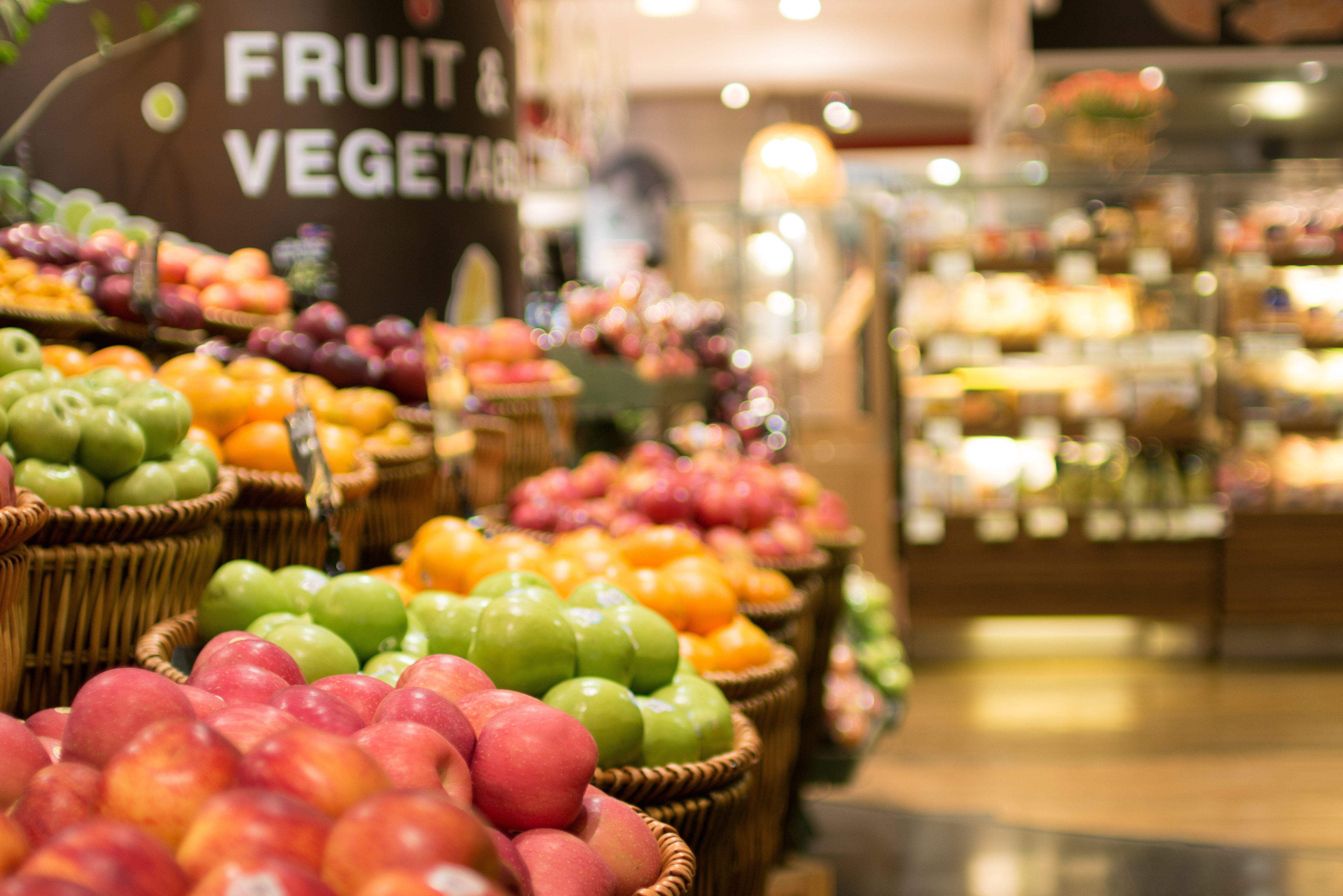 Frukt och grönt-avdelning i en mataffär