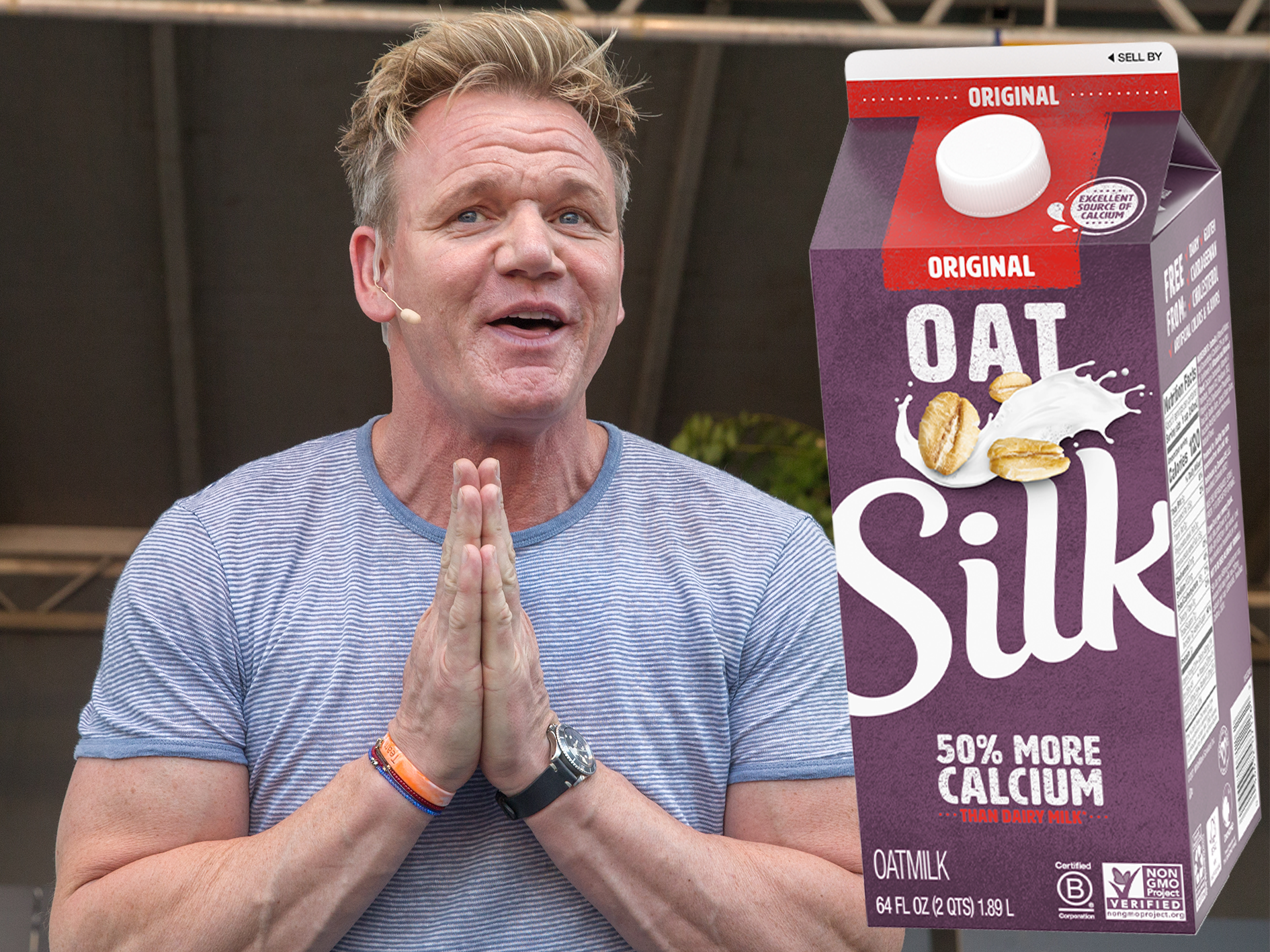 Gordon Ramsay står på en scen med ett Silk-paket inklippt bredvid sig