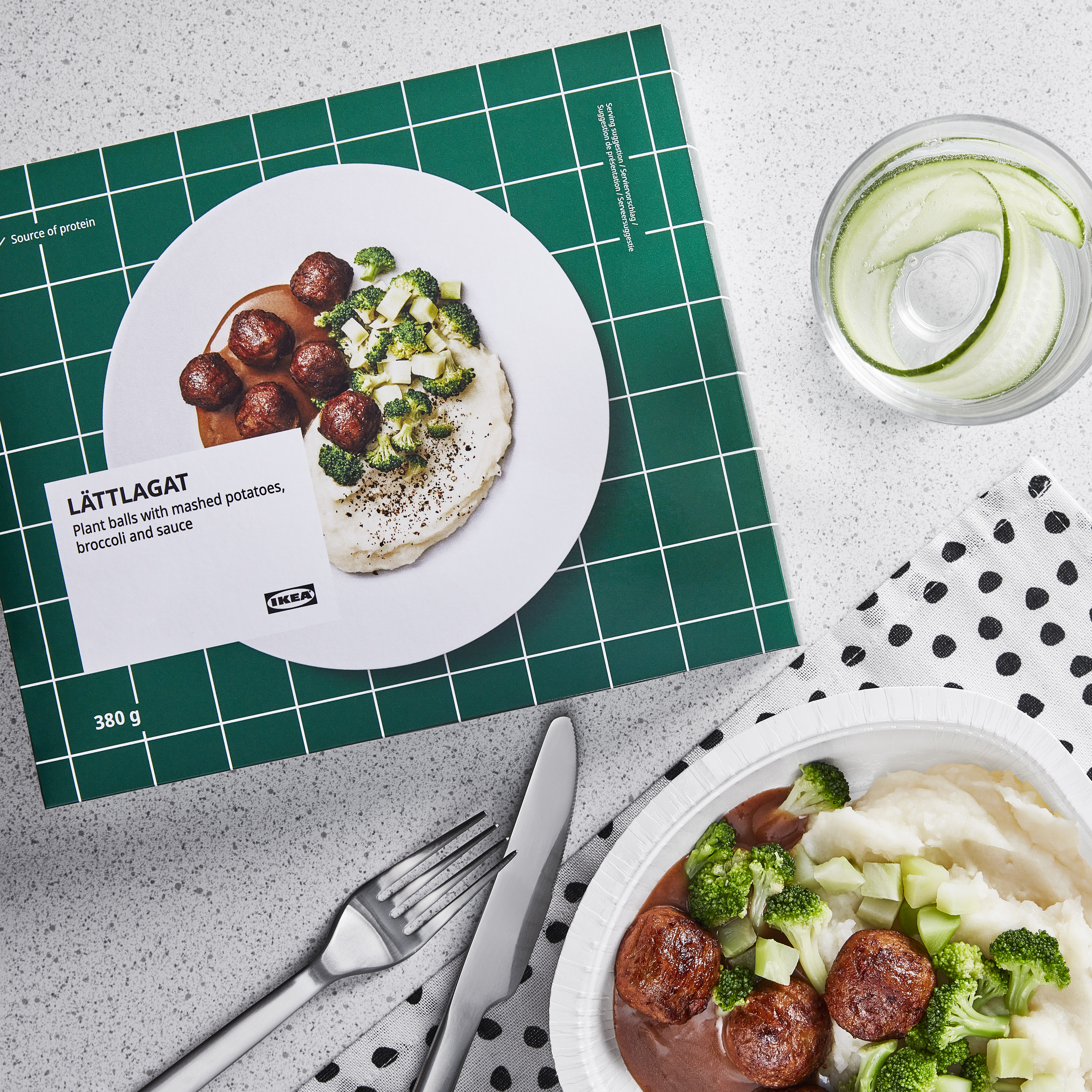 IKEA Lättlagat färdigrätt i paket med en portion vid sidan