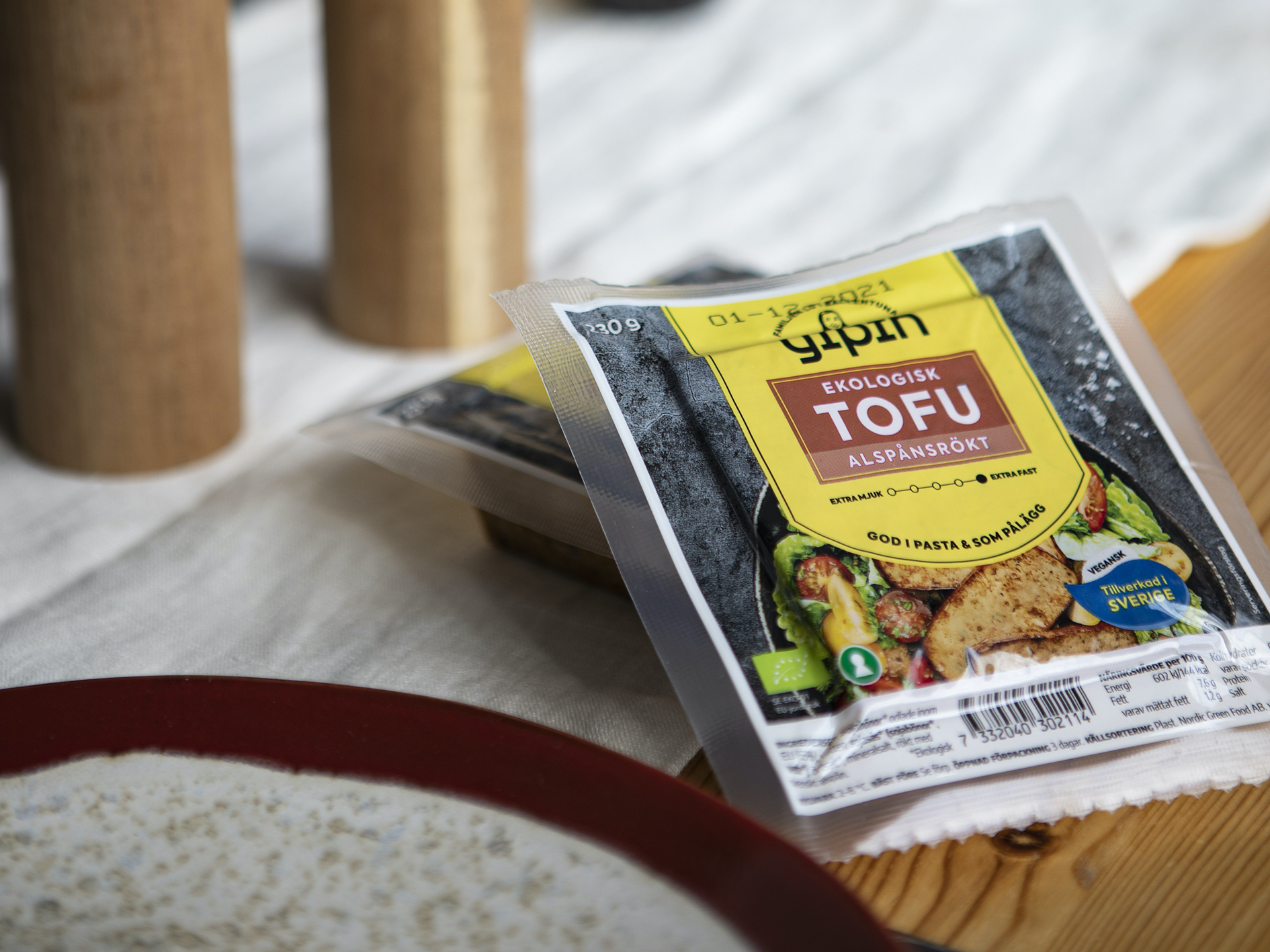 Alspånsrökt tofu från yipin liggandes på ett bord