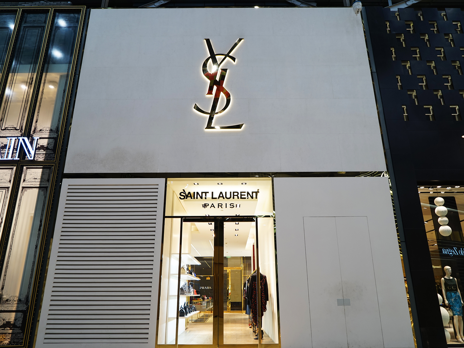 Ingång till ett av Saint Laurent Paris varuhus, på sidorna skymtas skyltfönster.