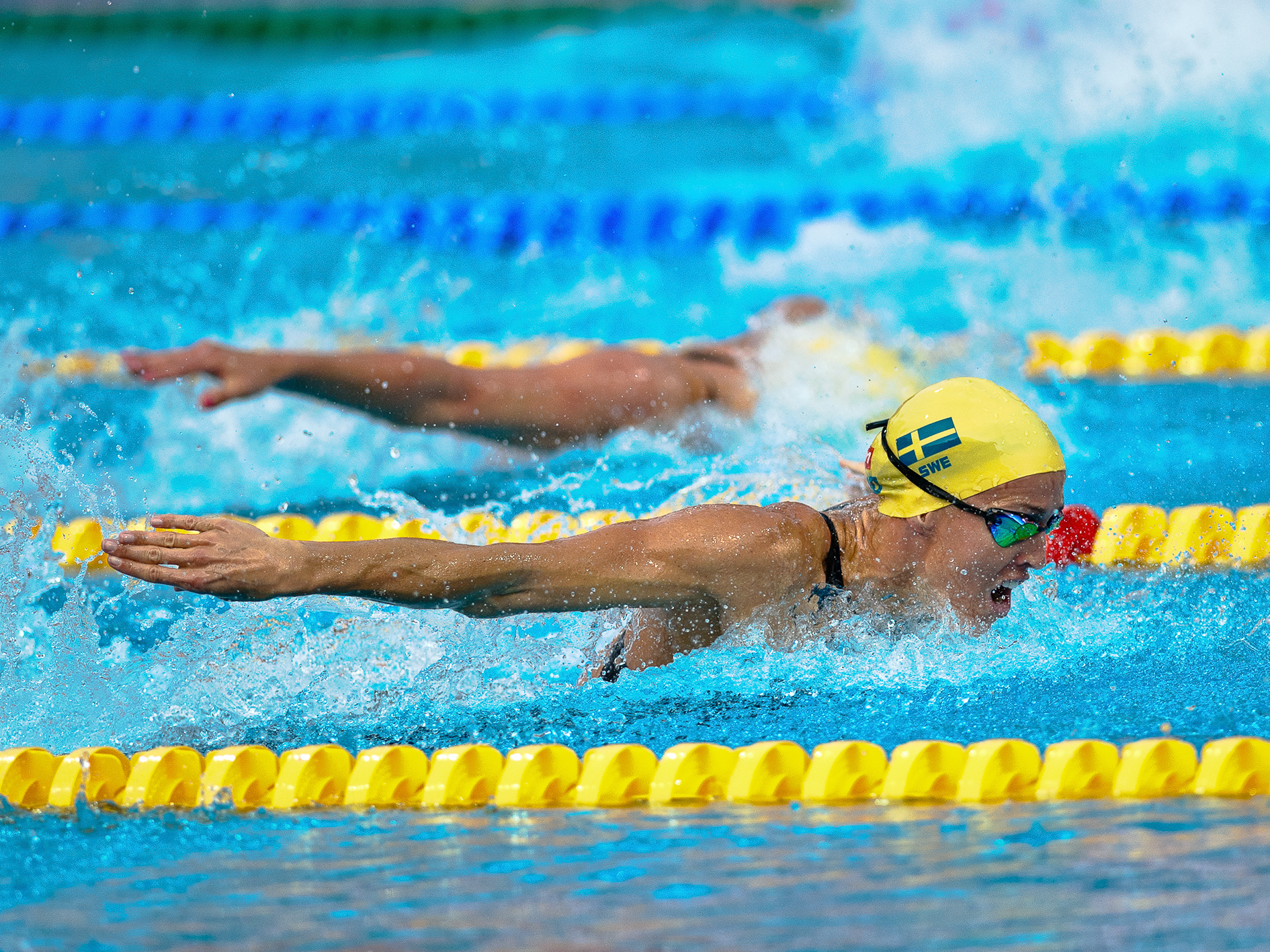Simmaren Therese Alshammar i pool under simtävling.