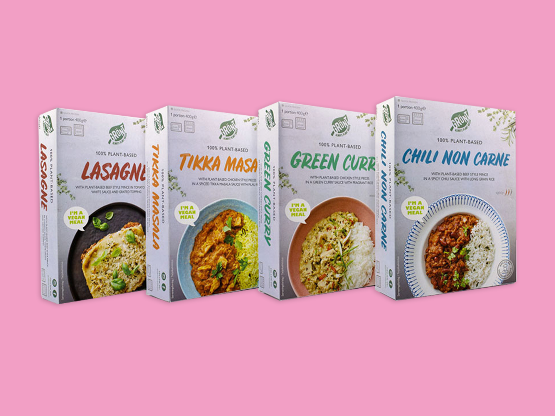 Grönts fyra nua veganska färdigrätter, uppradade bredvid varandra i förpackning, mot rosa bakgrund