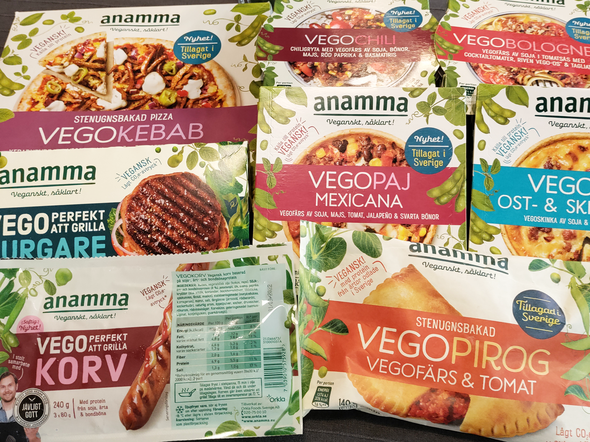 Anammas nya produkter upplagda i förpackningar bredvid varandra på ett bord.