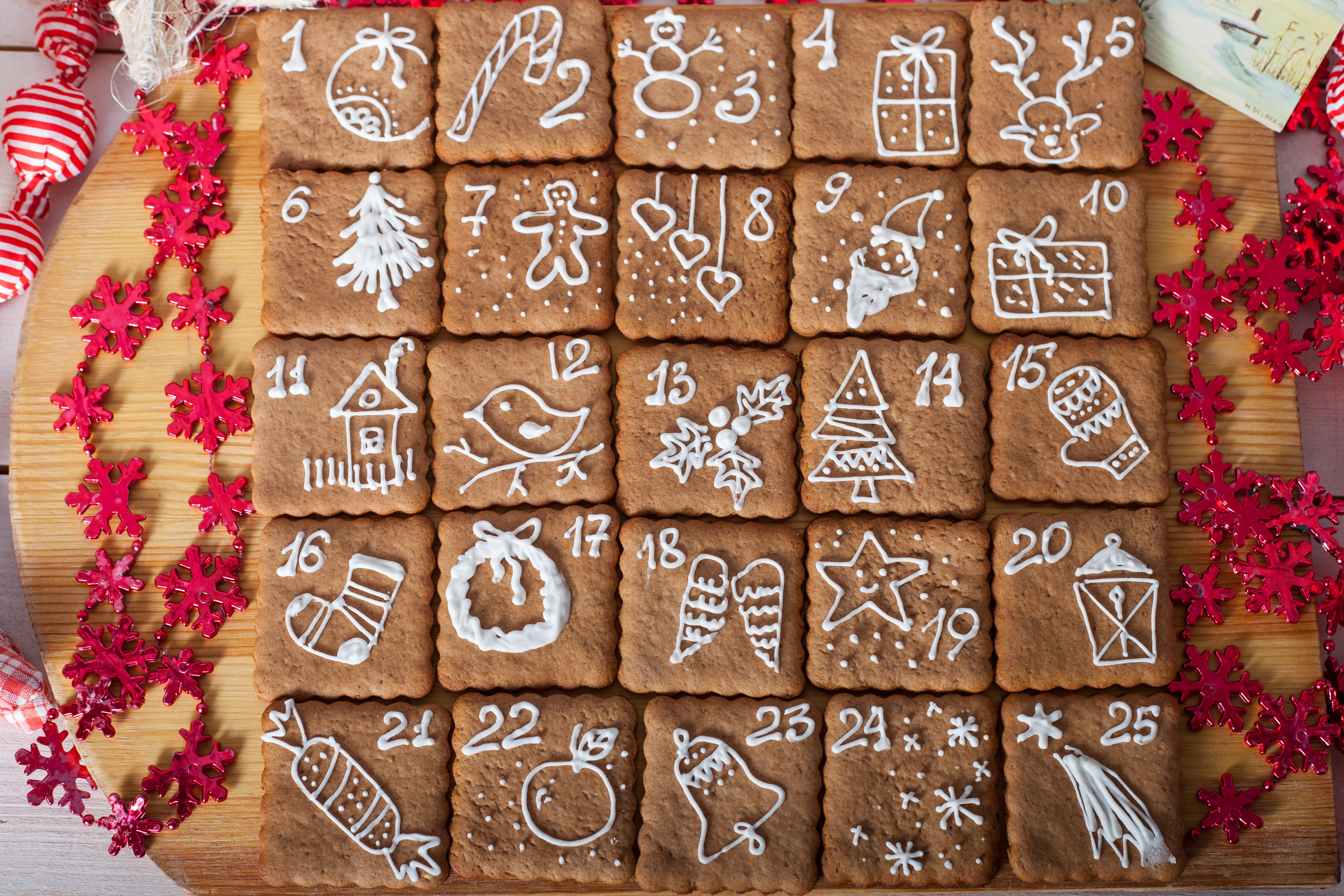 Hemmagjord adventskalender av pepparkaka