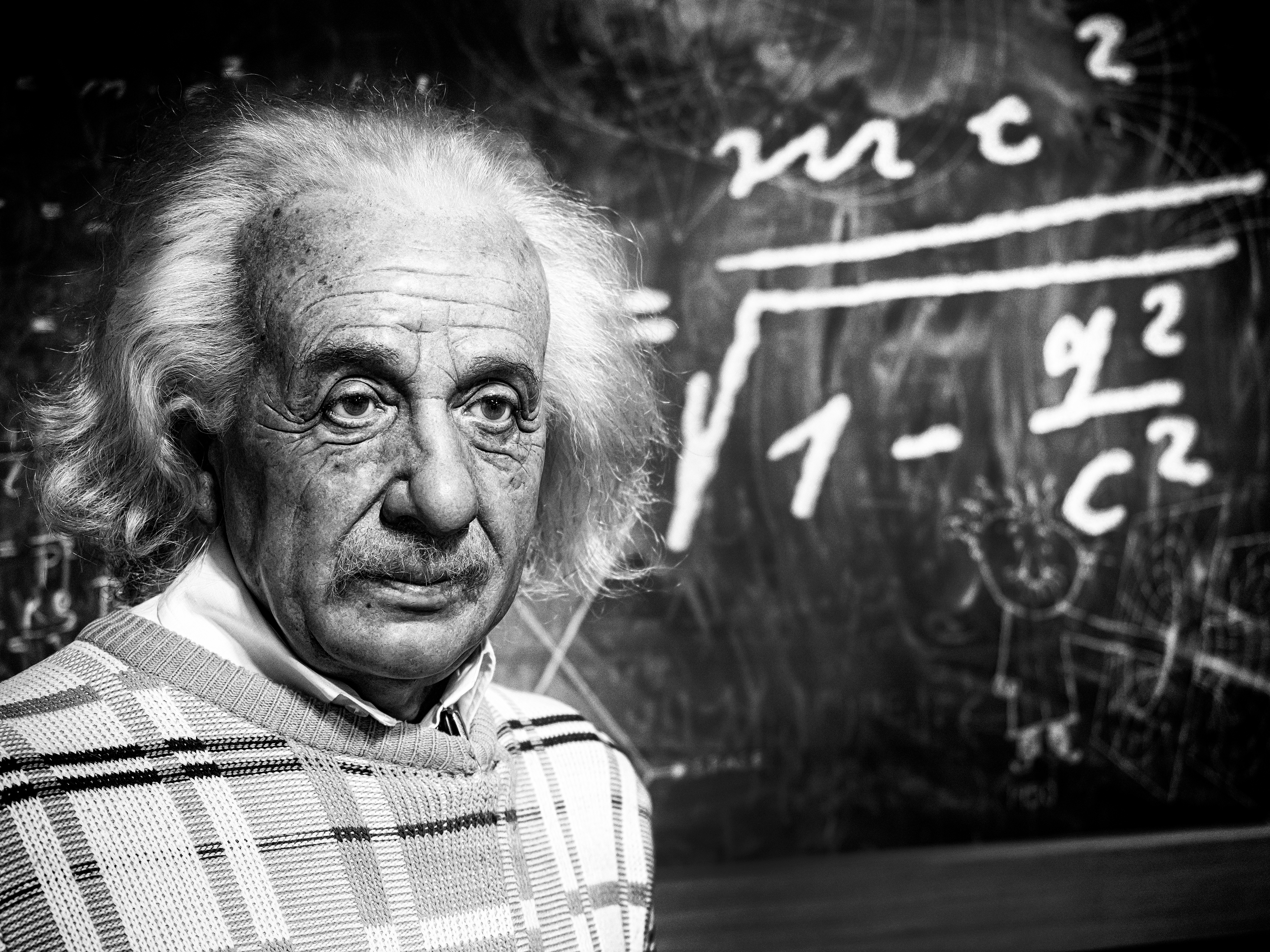 Vaxdocka av Albert Einstein, på Madame Tussauds vaxmuseum, framför svart tavla.