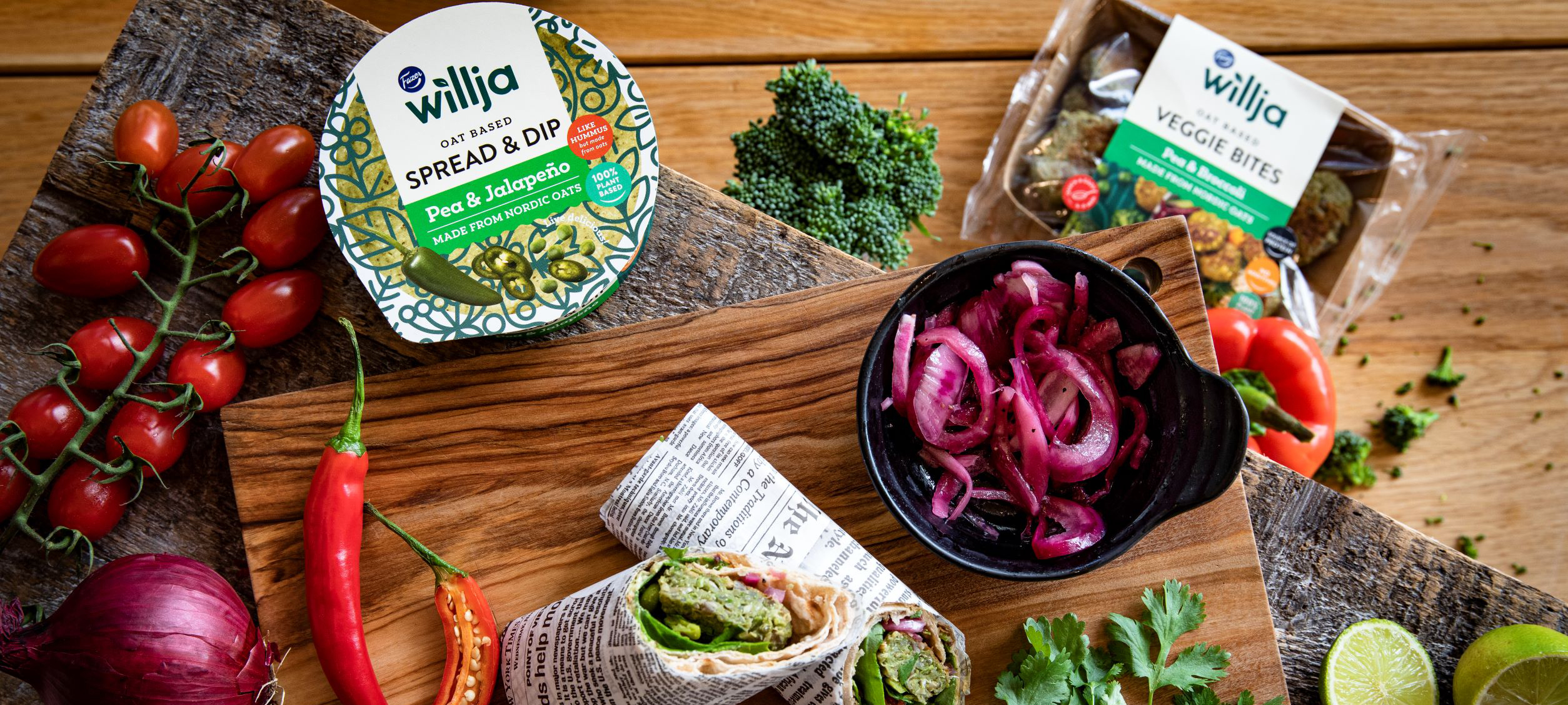 Wraps och produkter från Fazer Wilja, på arbetsyta med grönsaker runt om.